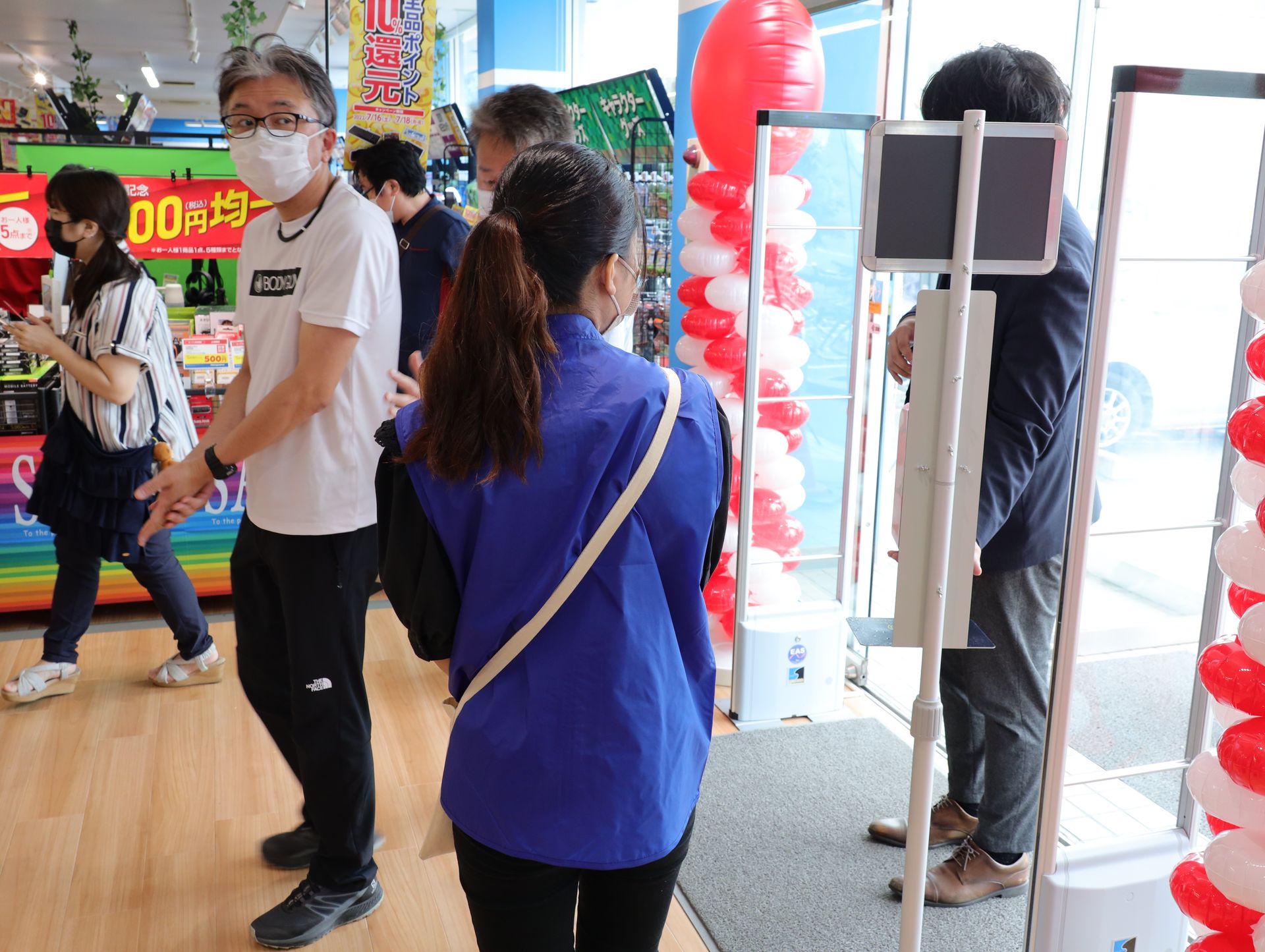 11時過ぎから一気に来場者が押し寄せてきた。用意した駐車場はあっという間に満車に