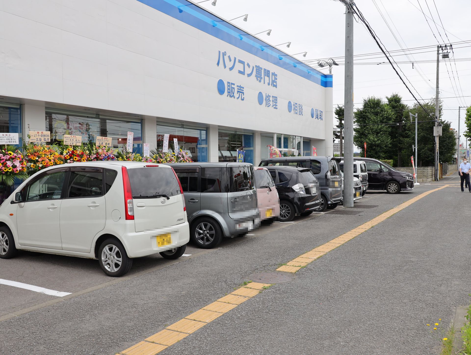 11時過ぎから一気に来場者が押し寄せてきた。用意した駐車場はあっという間に満車に