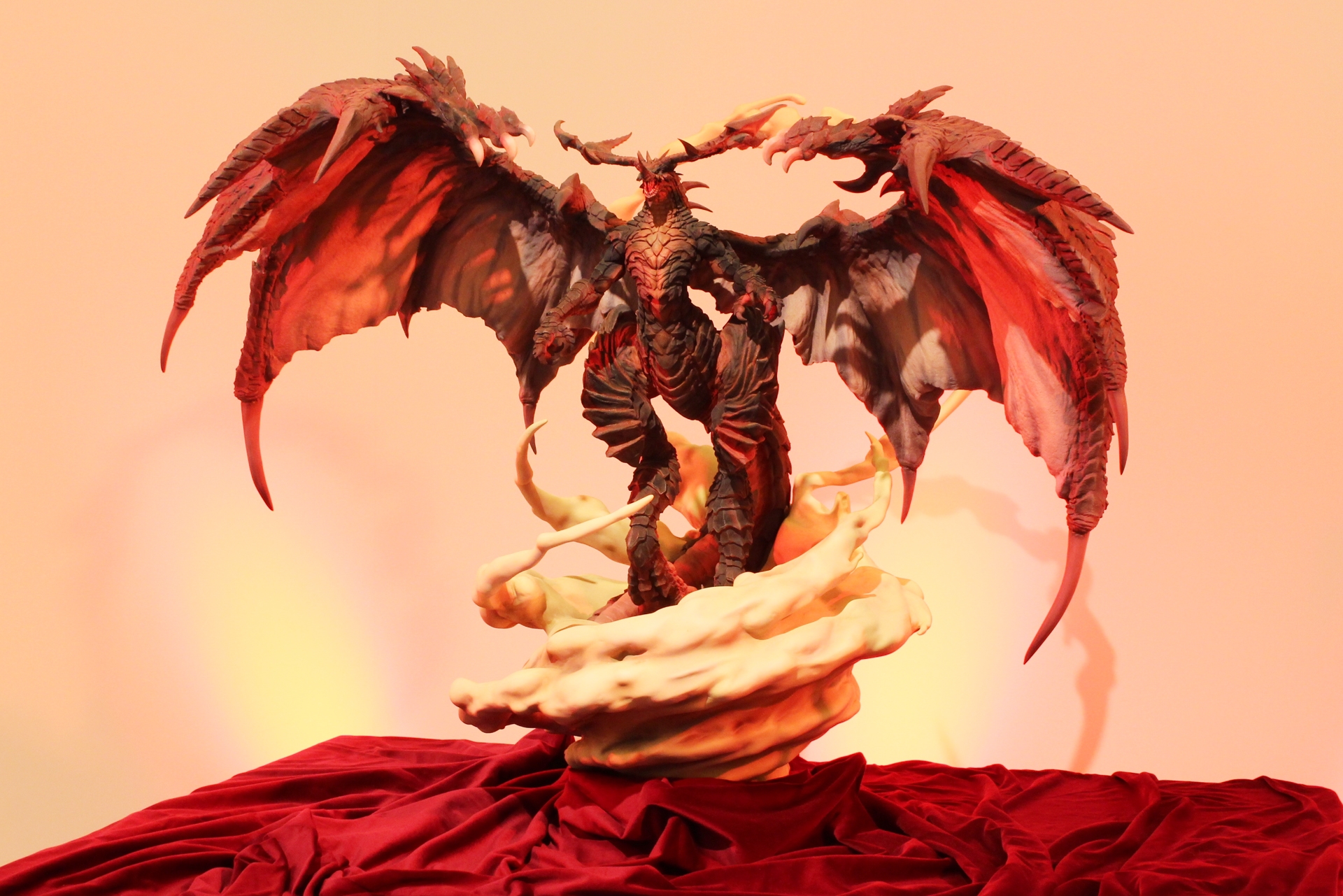 巨大なバハムート像が来場者を迎えてくれる