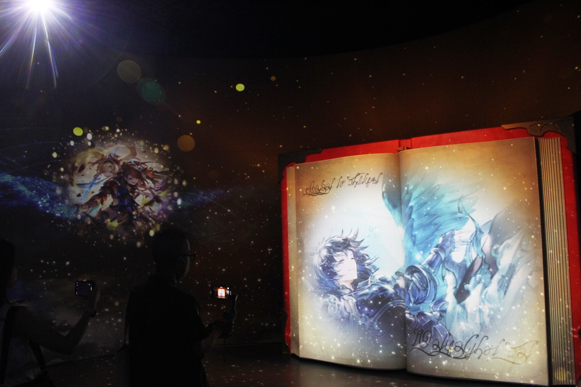 ルリアが書き留めたノートが来場者をいざなう