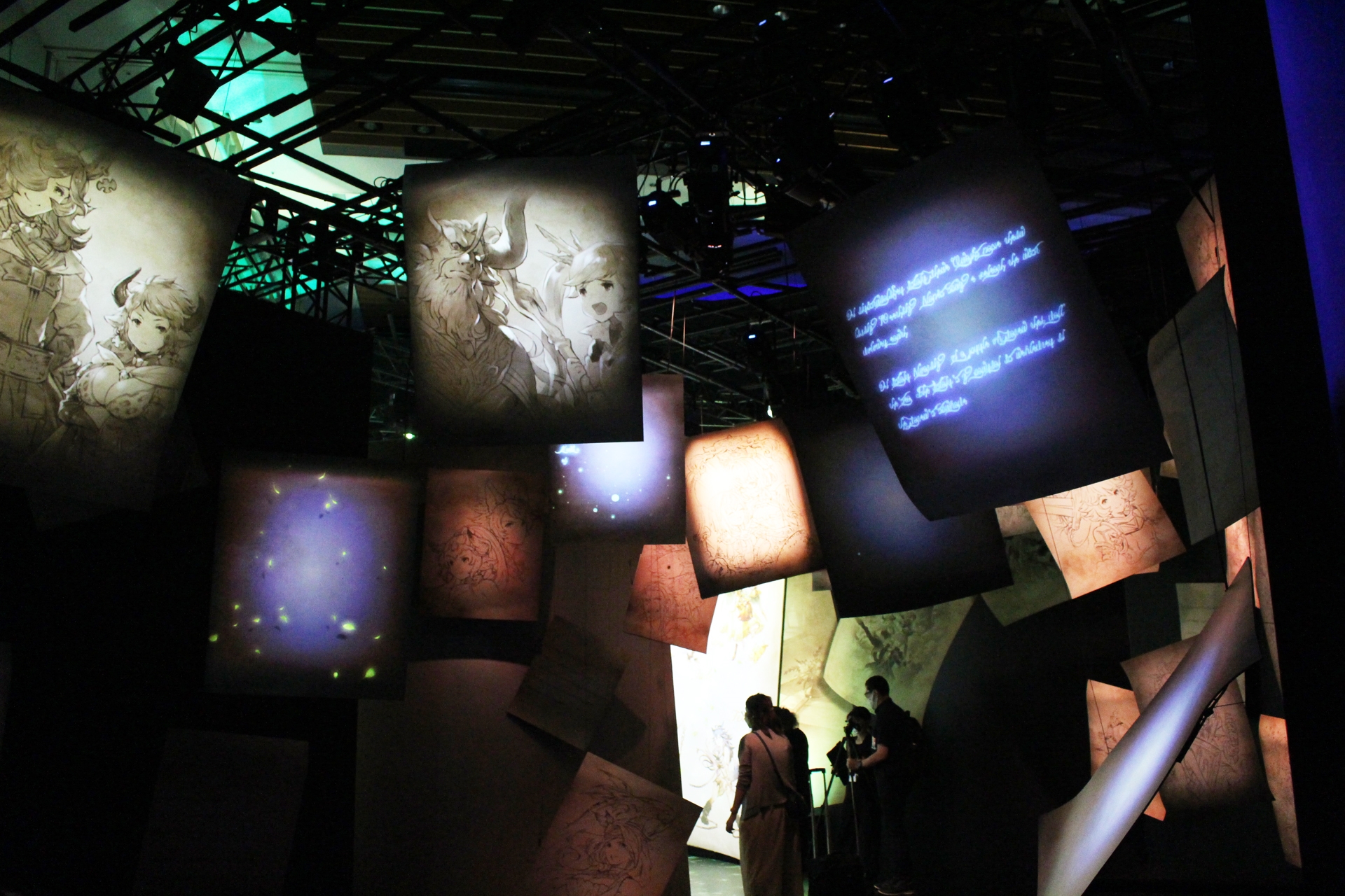 メインクエスト「蒼の少女編」を振り返る。来場者は自分が夜空に浮かんでいるような体験を味わう