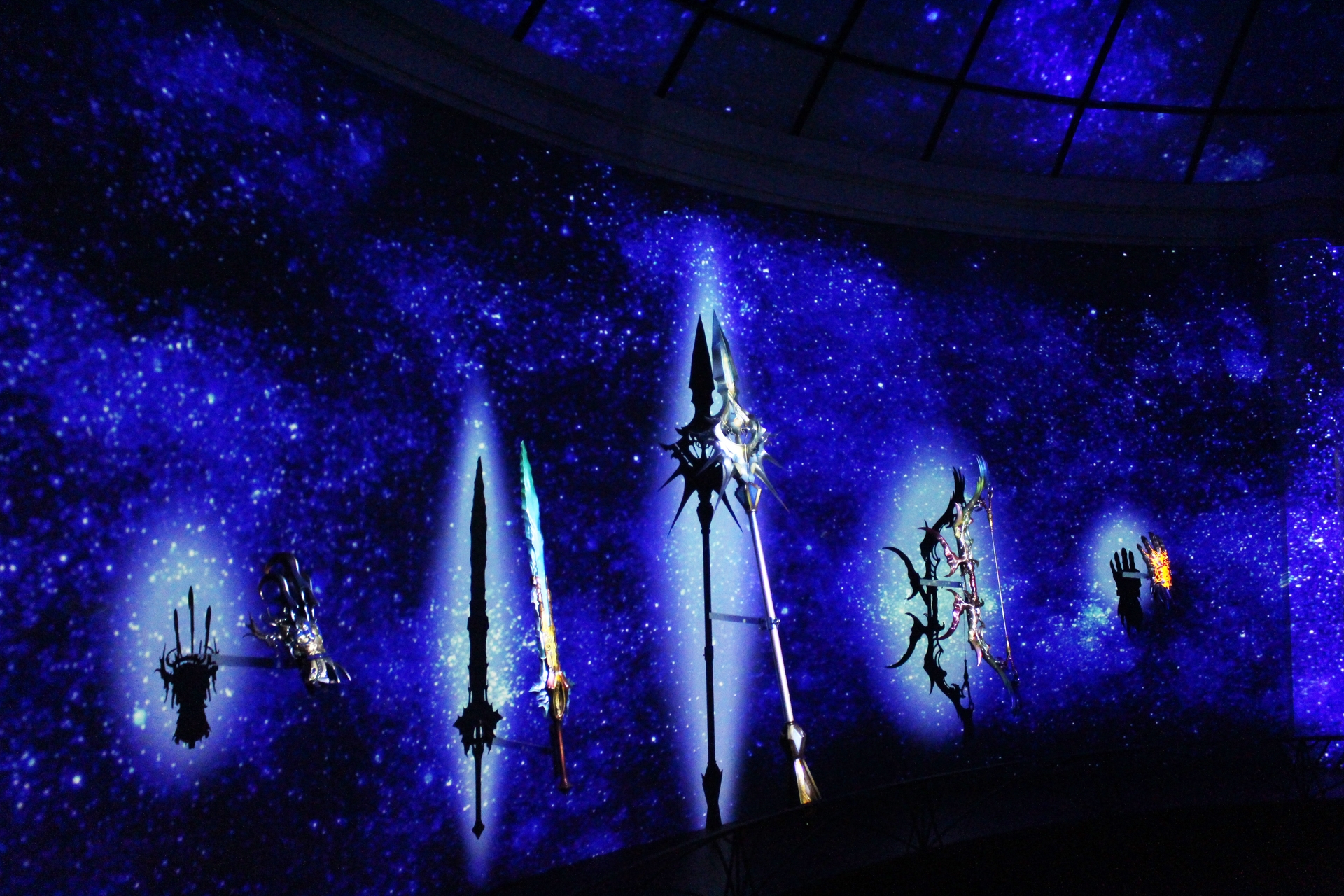 壁に飾られた「獅子王戦拳」、「ジュワユース」、「グラーシーザー」、「虹の弓」、「クリムゾンフィンガー」。精巧な作りもよく見ておこう