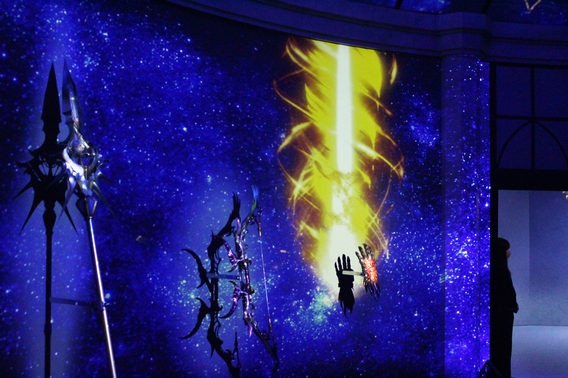 壁に飾られた「獅子王戦拳」、「ジュワユース」、「グラーシーザー」、「虹の弓」、「クリムゾンフィンガー」。精巧な作りもよく見ておこう