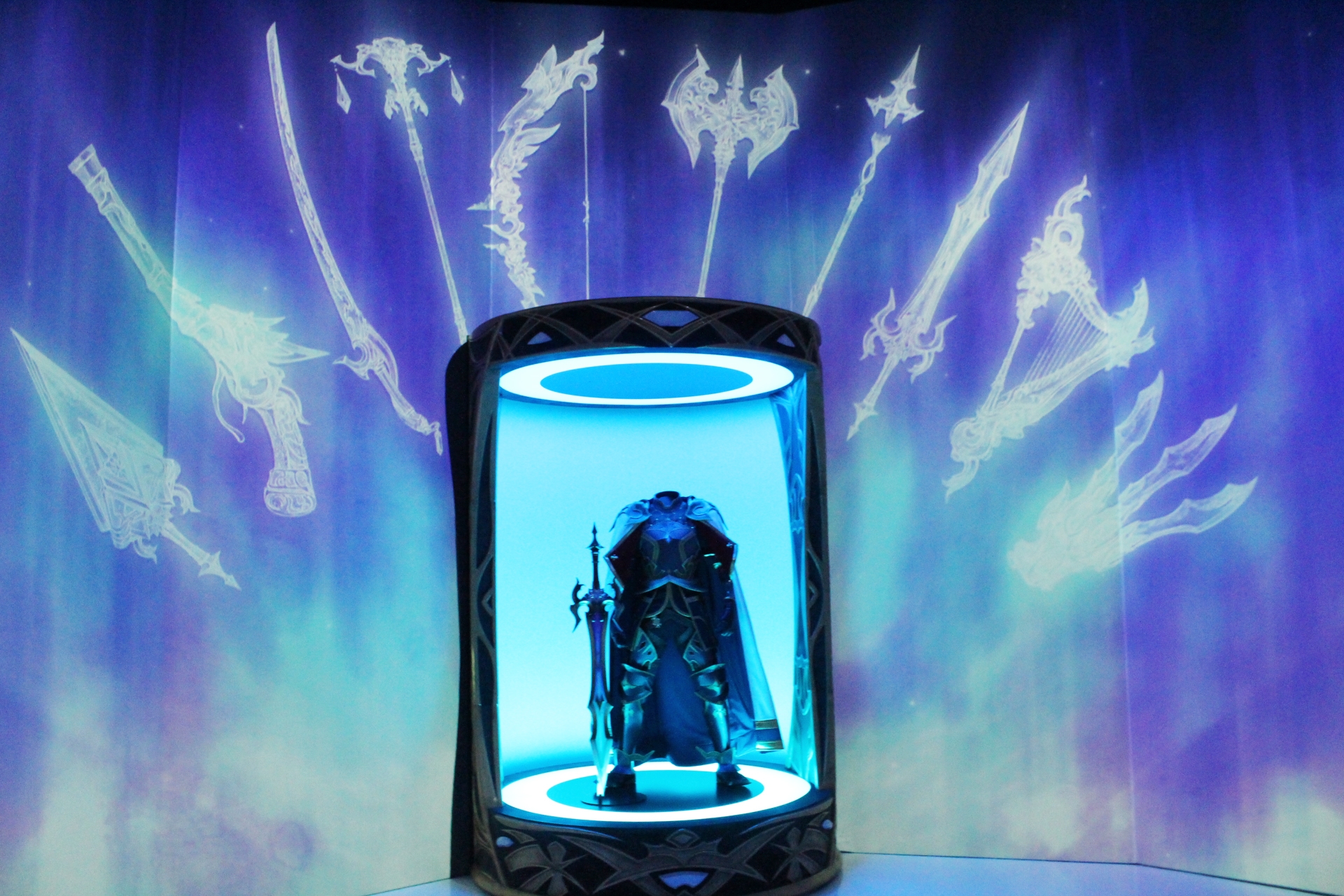 「十天衆を統べし者」の装備を中心に、十天衆の武器と使い手が現われる