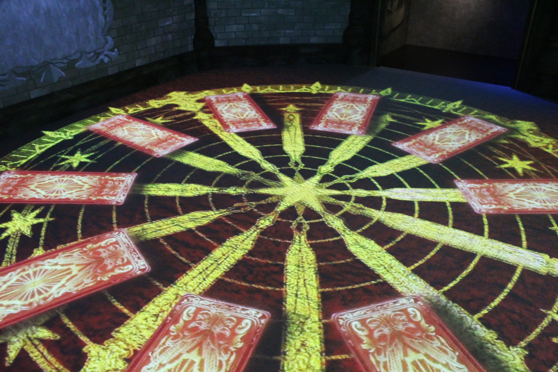 床を回転するタロットカードから、星晶獣が現われる