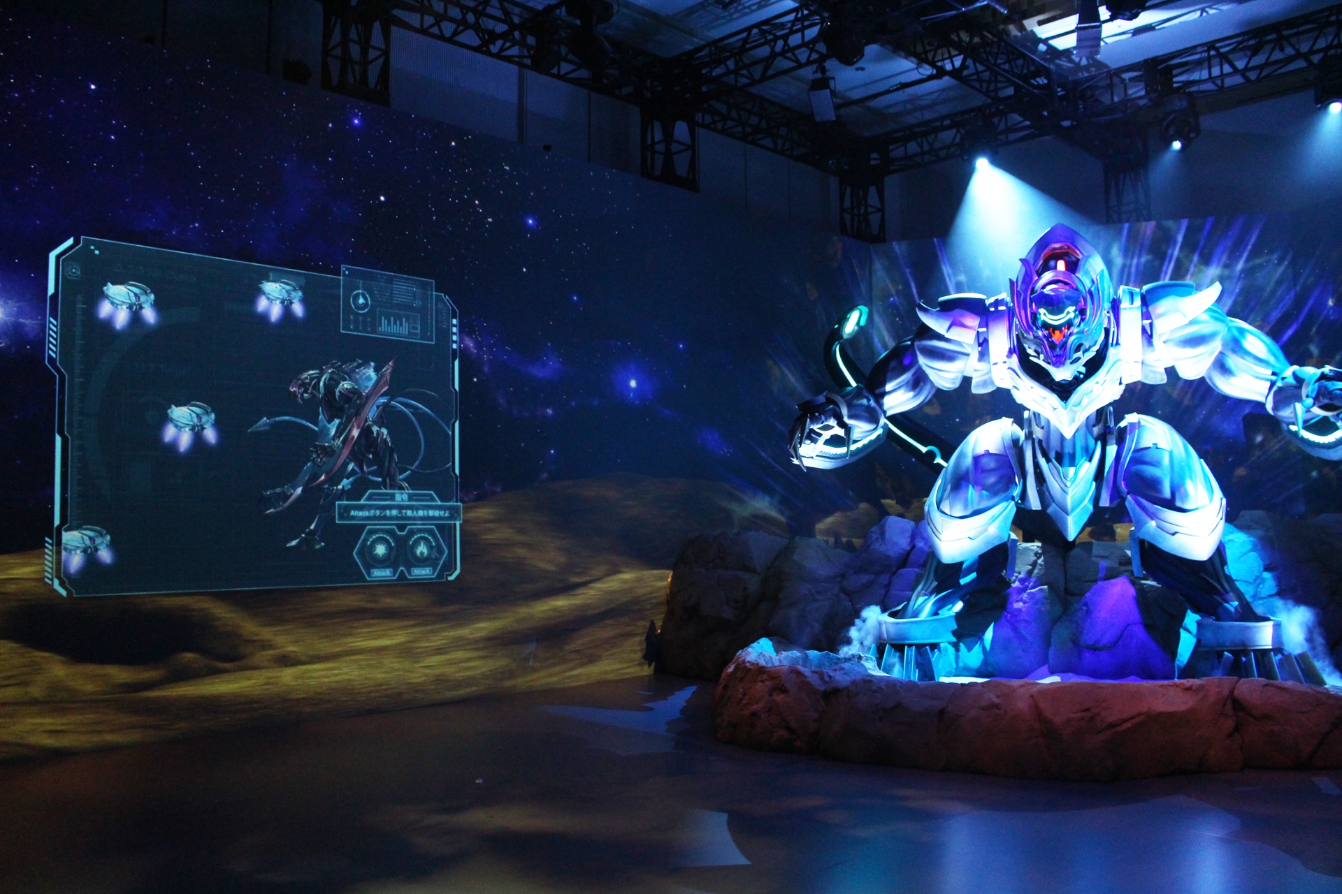 展覧会中盤のヤマ場である、機神セスラカの立像とバトルシーン