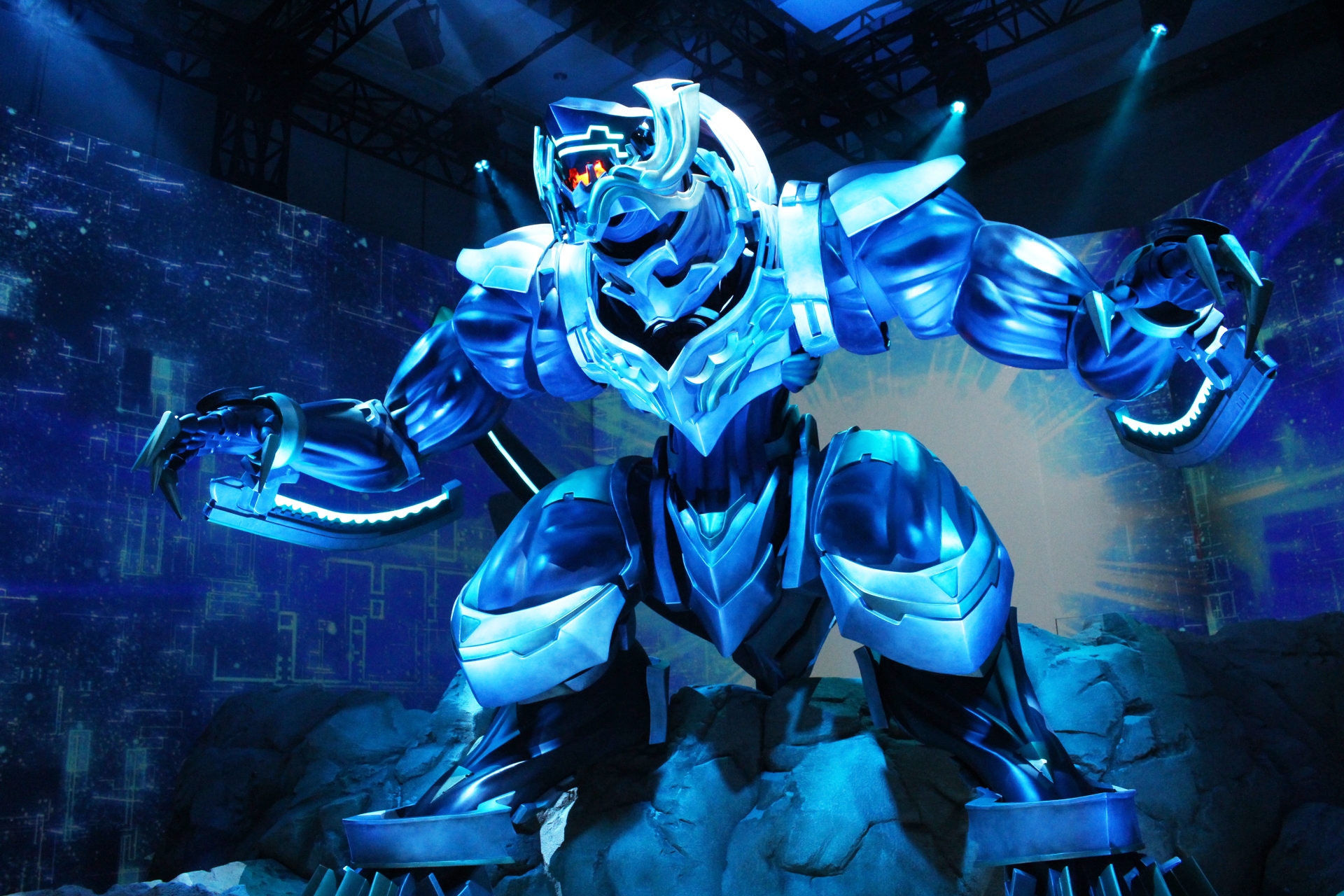 ただ大きいというだけでなく、各所に施された電飾や戦闘を盛り上げる演出にも注目だ