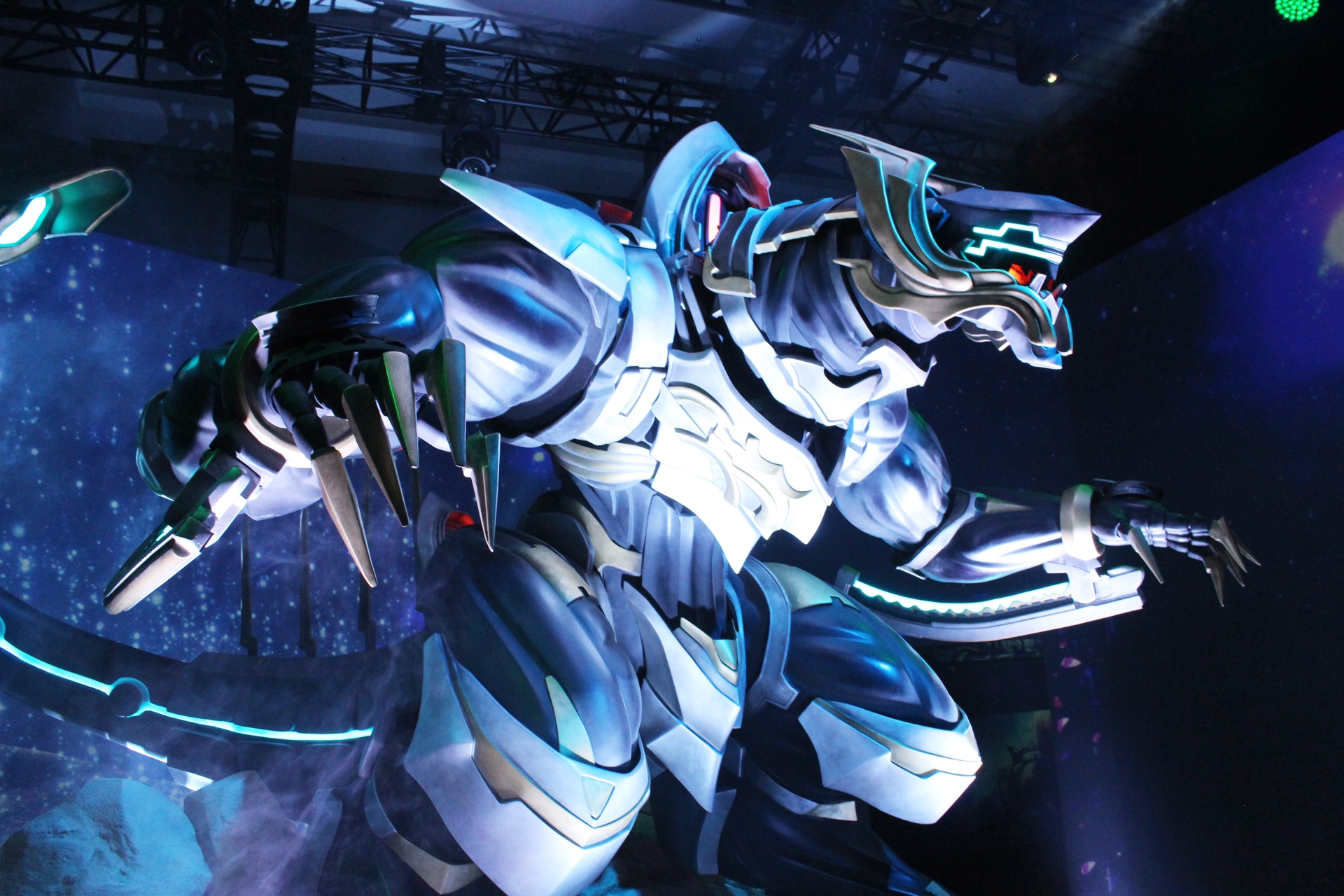 ただ大きいというだけでなく、各所に施された電飾や戦闘を盛り上げる演出にも注目だ