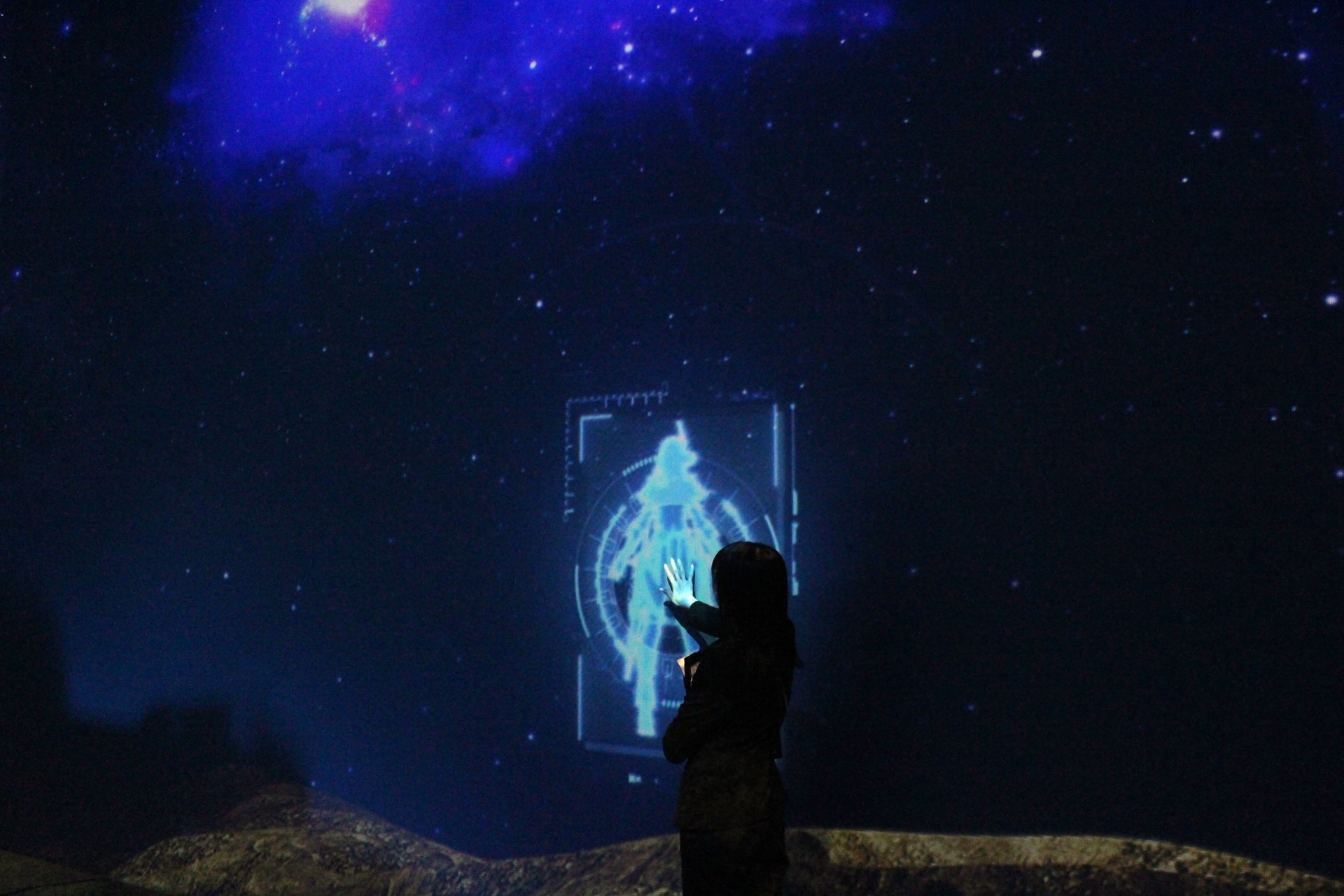 反対側の壁に現れるアイコンに触れると、組織メンバーの情報が展開される