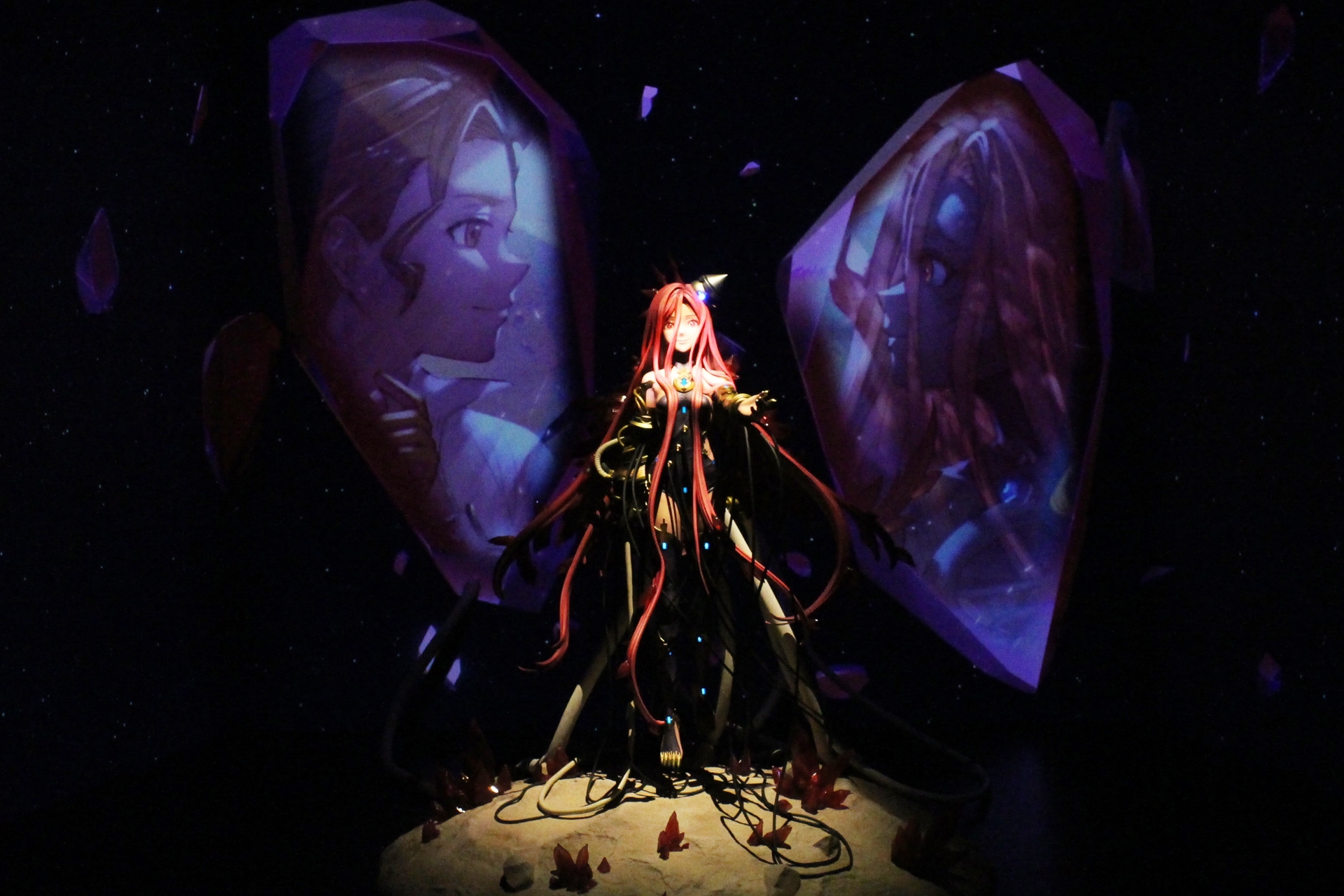 ヤチマ＆レイベリィの等身大フィギュア。その背景では会話シーンも展開