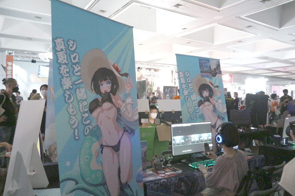 会場ではビキニ姿のシロがお出迎え！