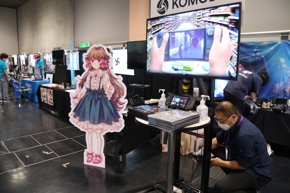 ブースには大きな看板が設置されている