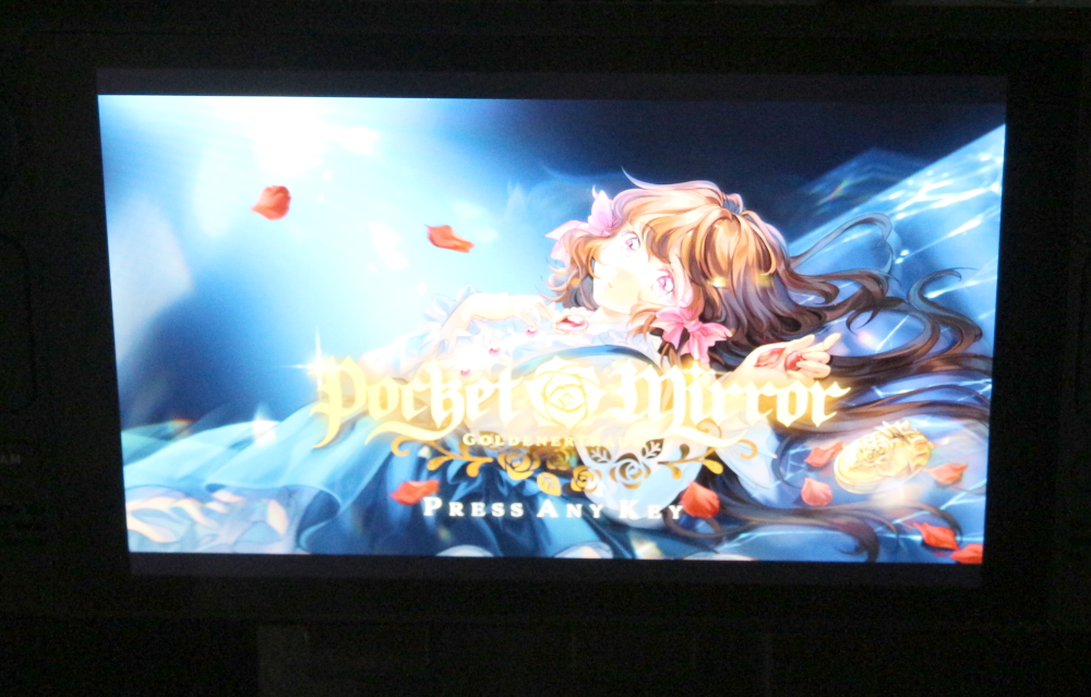 ブースには大きな看板が設置されている