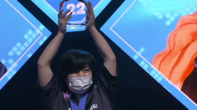 優勝盾を掲げるカワノ選手