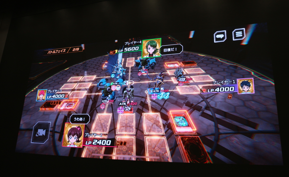 実際の試合の中で発生したのがこの場面だが、このままだと手前のプレーヤー2が全員にボコボコにされて試合が終わりプレーヤー4が圧勝してしまうため他2人が協力してプレーヤー2を助けるという展開になることも。本作のプロデューサーも語っていたが4人対戦ゲームとしての面白さは「麻雀」が1番近い感覚で、自分が勝つために必要な戦略が刻一刻と変化するため状況を読み取る力と他プレーヤー全員を自分が有利な状況にコントロールする力も本作では試される事となる