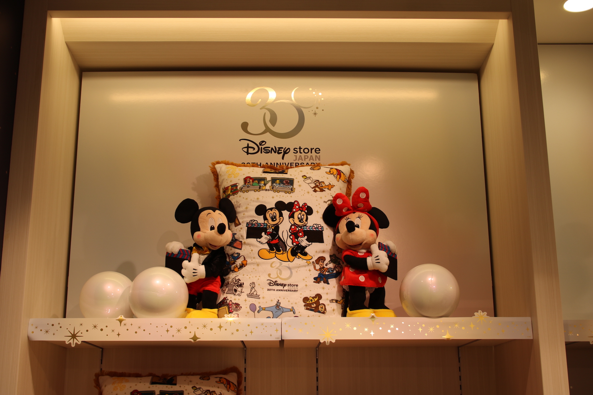 「ミッキーぬいぐるみ」3,300円（税込）。「ミニーぬいぐるみ」3,300円（税込）