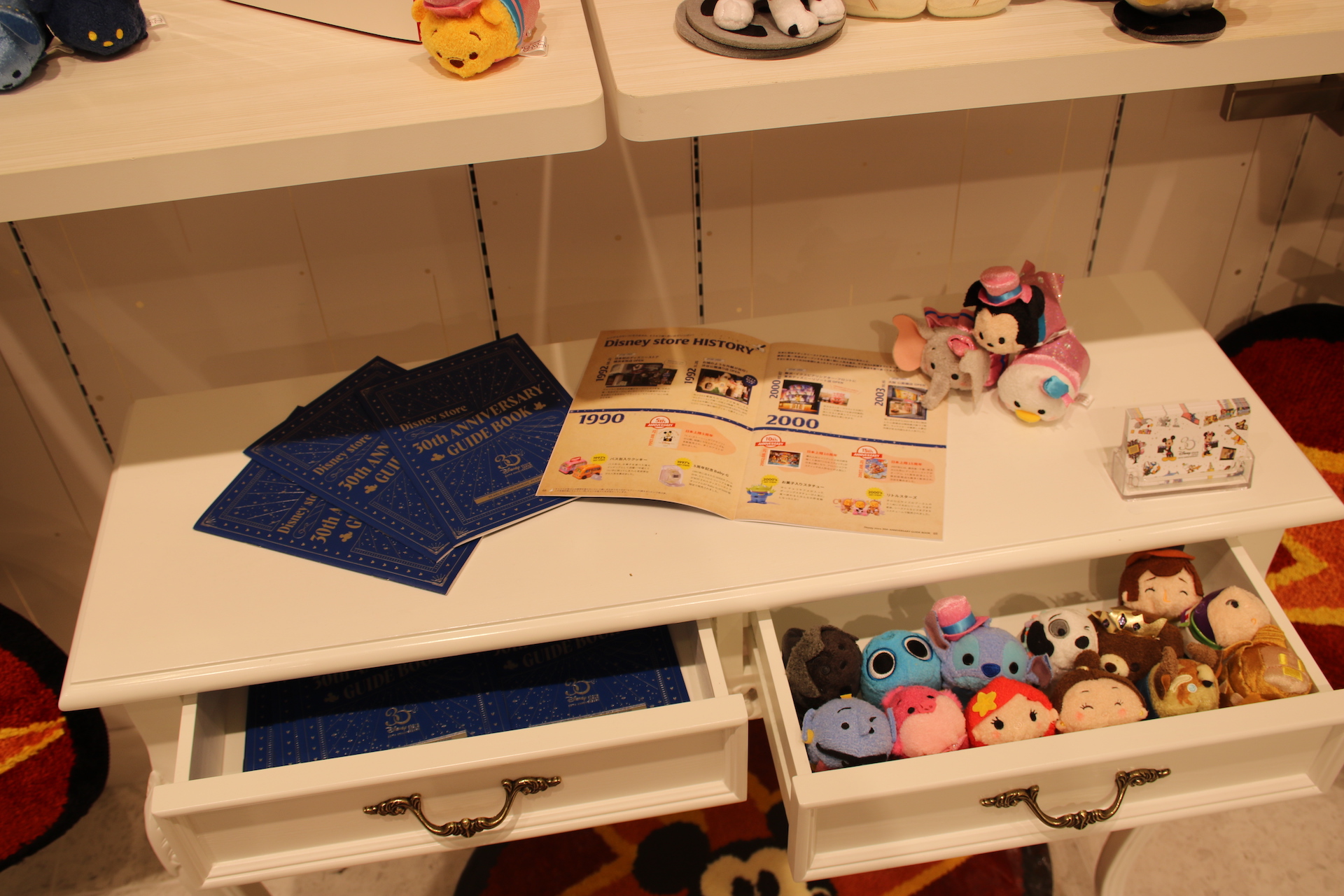 店内にレイアウトされていた小さな机の引き出しの中にはツムツムのぬいぐるみが