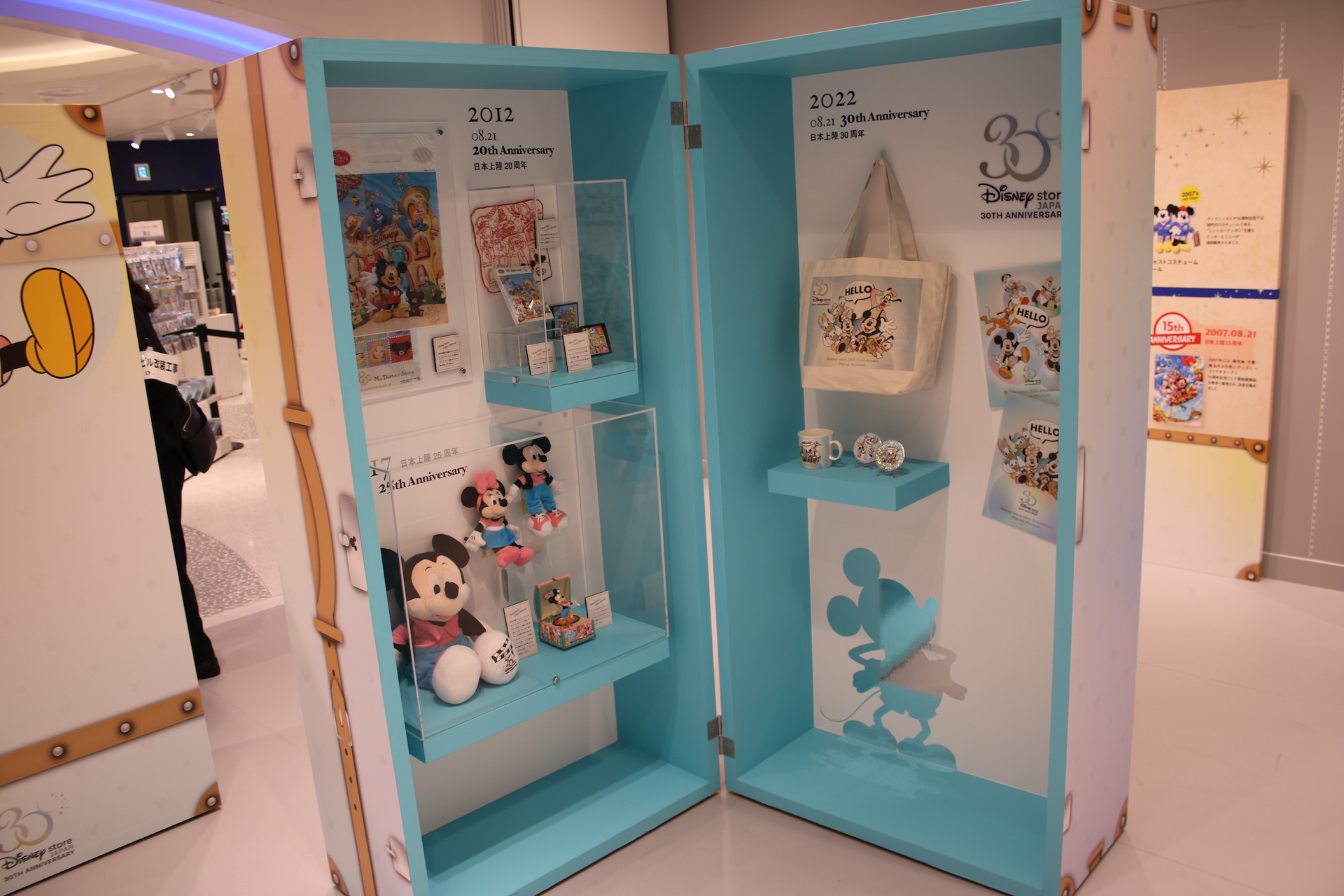 トランクの型をした棚には各周年の記念品や資料などが展示