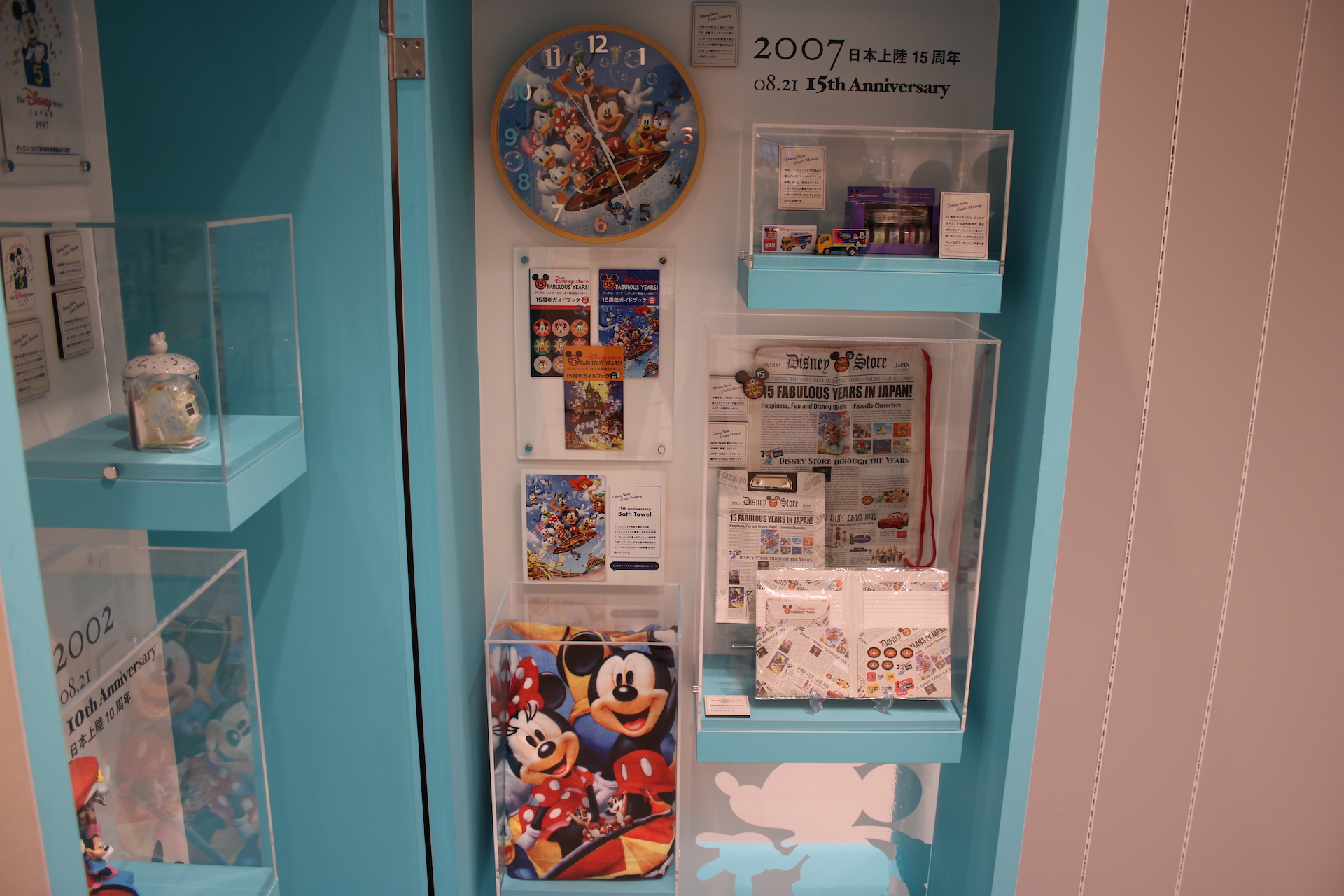 当時のガイドブックなど貴重な資料がグッズと共に展示