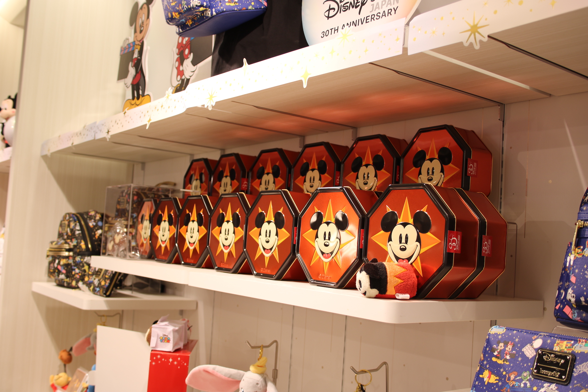 八角形の形がかわいいクッキー缶