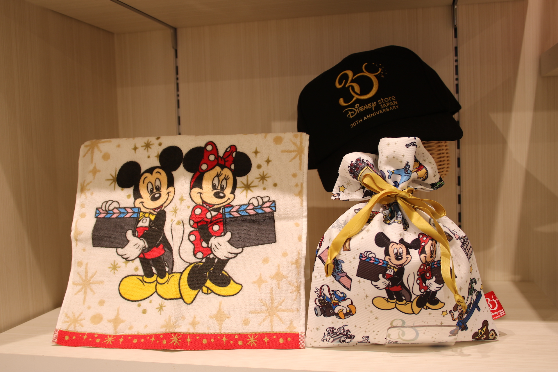 ハンドタオルとキャップ。プレゼント用のラッピングも限定仕様