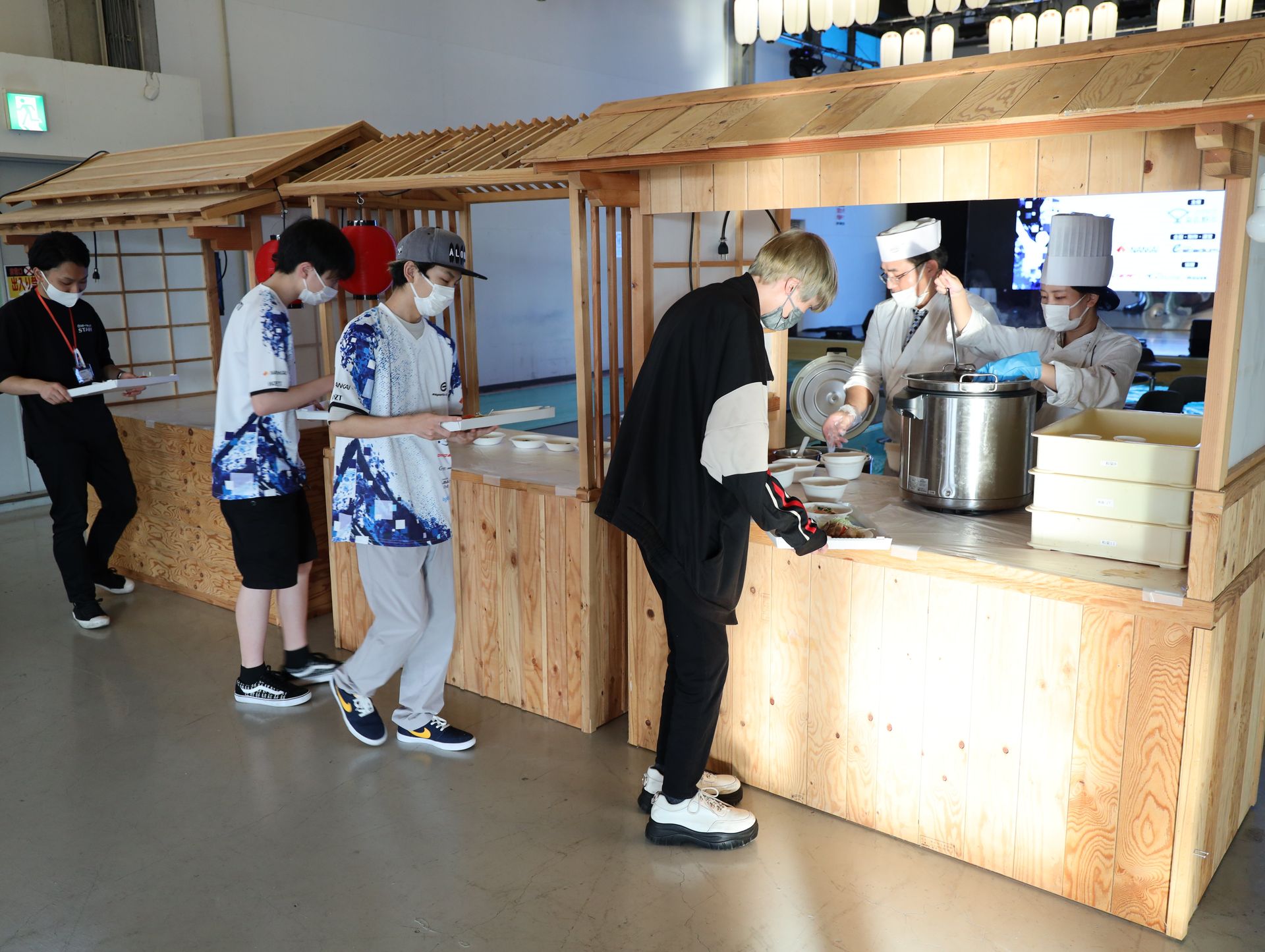 食事は現地の専門学校と提携して会場で提供される