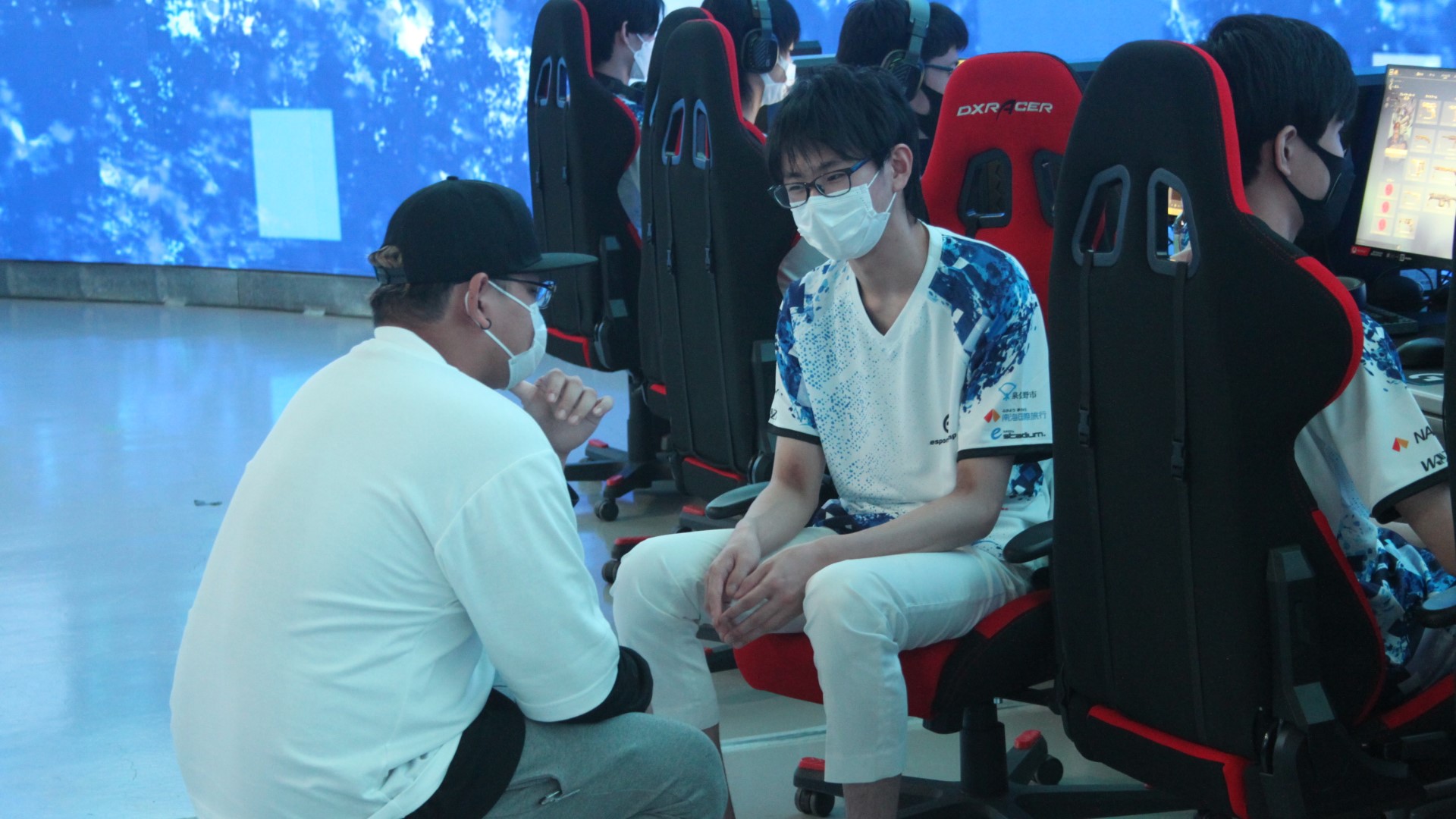 「どうしたら試合中も落ち着いてプレイできるか」という内容で話し合いをしている