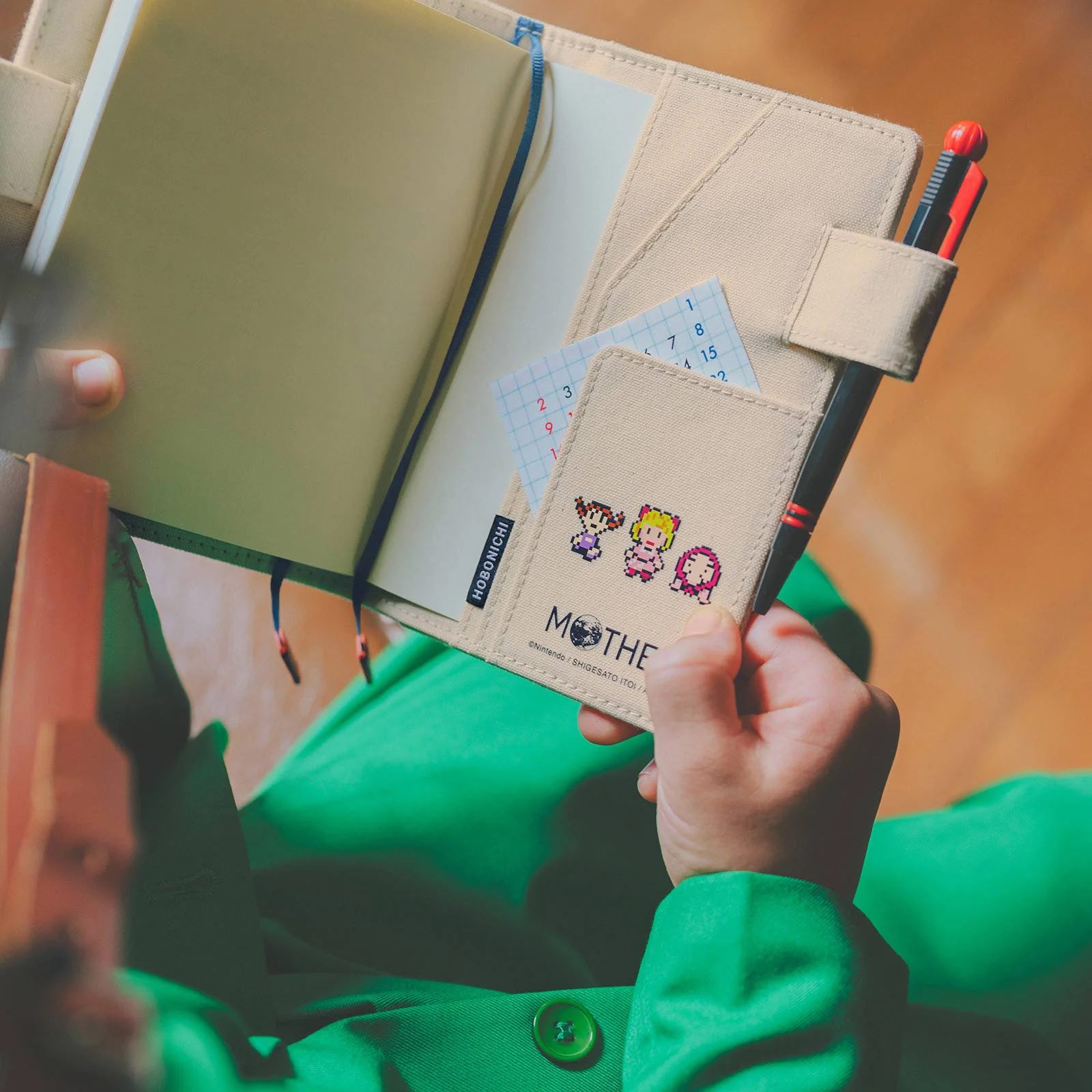 生成り色のキャンバス地に、刺繍で表現したフランクリンバッヂのワッペンを圧着させた、立体感がうれしいカバー。カバーを開いた内側、チケットポケットの部分には、各作品においてフランクリンバッヂに関わりを持つキャラクターがプリントされている