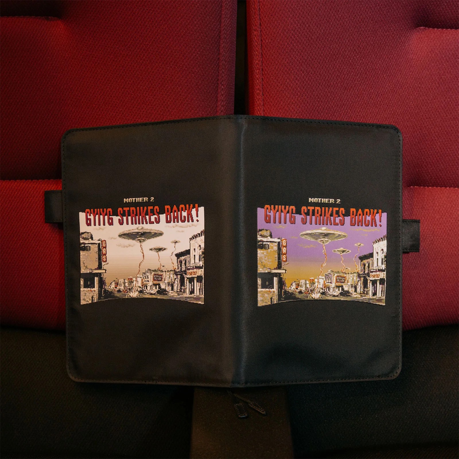 ほぼ日手帳カズン（A5）サイズの「STRIKES BACK!」は真っ黒なポリエステルの生地に、「MOTHER2」のオープニングシーンがプリントされたカバー。カバーの裏側には、UFOから発せられるビームによって空一面が光っているようすがプリントされている