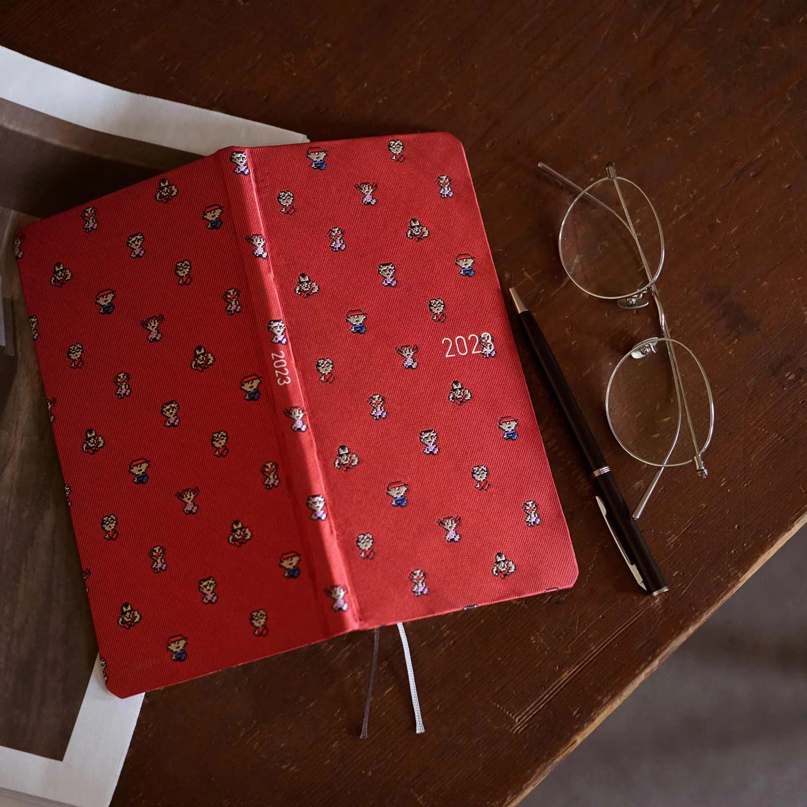 週間タイプのほぼ日手帳weeksではシリーズ第1弾である「MOTHER」の主人公「ぼく（ニンテン）」をはじめ、冒険の途中でともだちになるキャラクターをネクタイ生地の織りで表現している