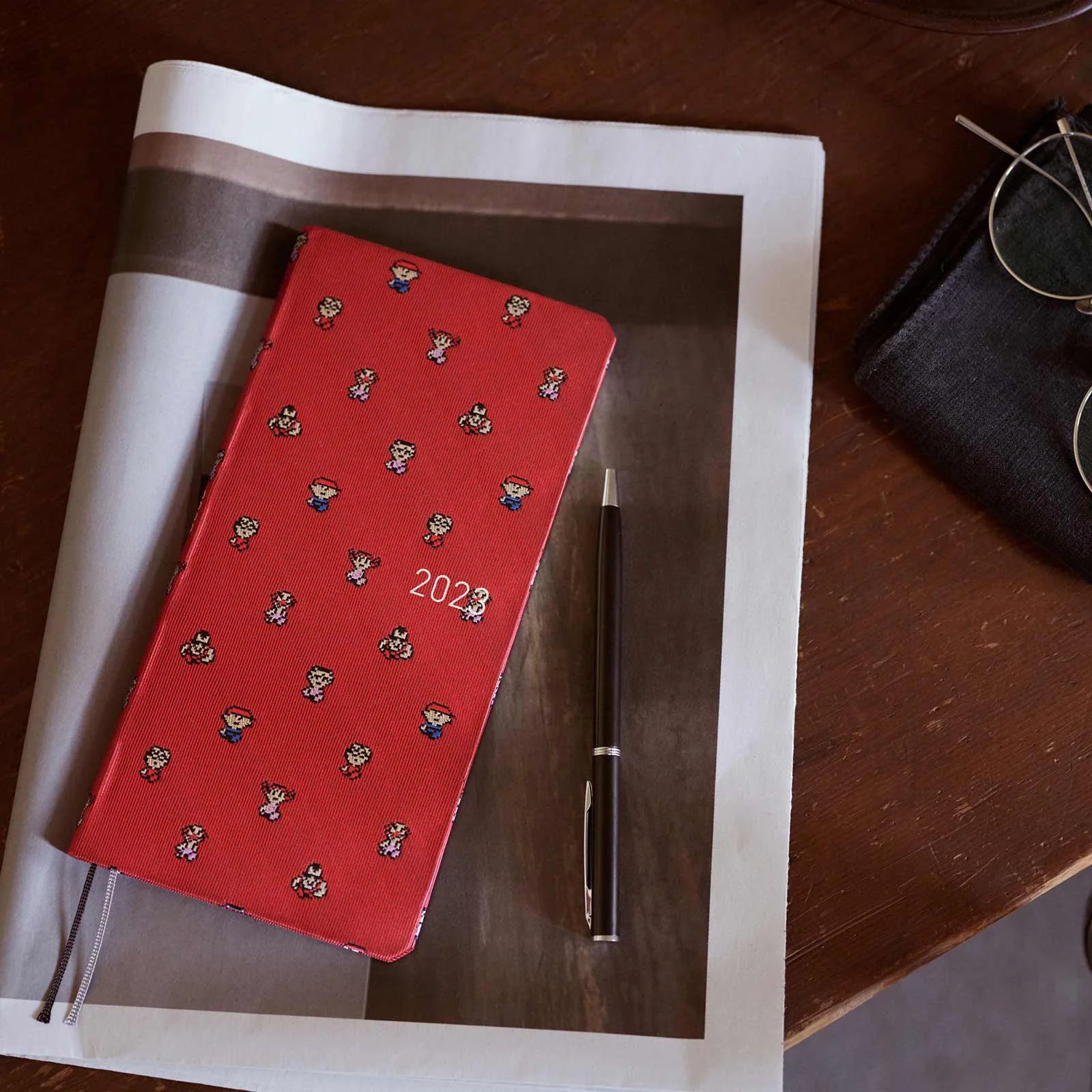 週間タイプのほぼ日手帳weeksではシリーズ第1弾である「MOTHER」の主人公「ぼく（ニンテン）」をはじめ、冒険の途中でともだちになるキャラクターをネクタイ生地の織りで表現している