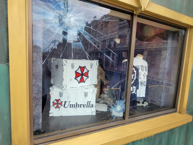 「バイオハザード」グッズは「R.P.D.」のエンブレムが目印。店前のショーウィンドウにはダメージ演出が入っているほか、世界観を醸し出す「アンブレラ社」のコンテナも飾ってあるなど芸が細かい！