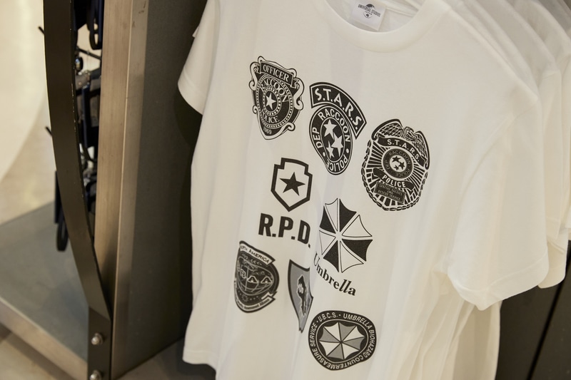 主にエンブレムのデザインが彩られた様々な商品を購入する事ができる。「R.P.D.」のバッジを身に着けて「バイオハザード・ザ・エクストリーム＋」に挑戦すればラクーンシティ警察官の気分で遊べるかも!?
