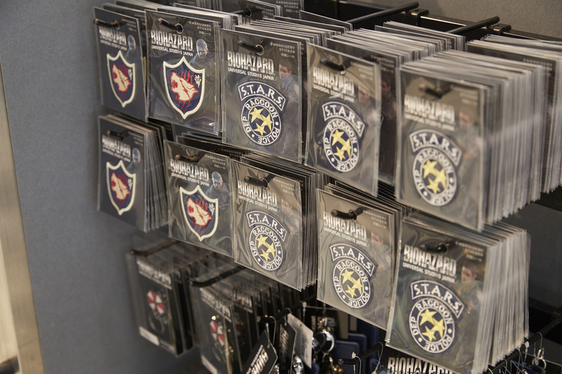 主にエンブレムのデザインが彩られた様々な商品を購入する事ができる。「R.P.D.」のバッジを身に着けて「バイオハザード・ザ・エクストリーム＋」に挑戦すればラクーンシティ警察官の気分で遊べるかも!?