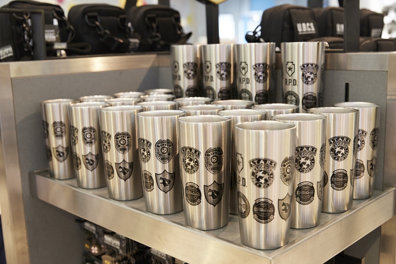 主にエンブレムのデザインが彩られた様々な商品を購入する事ができる。「R.P.D.」のバッジを身に着けて「バイオハザード・ザ・エクストリーム＋」に挑戦すればラクーンシティ警察官の気分で遊べるかも!?