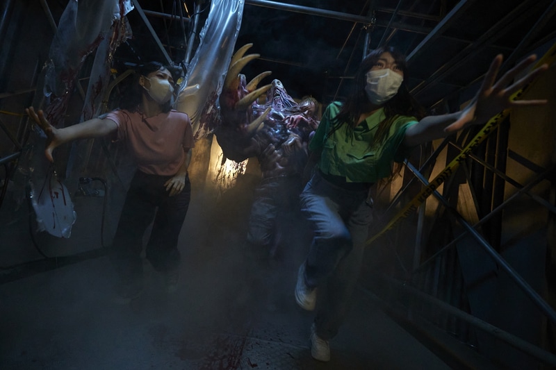 アトラクション内では自分たちが逃げ回る以外にも「レオン」や「クレア」がクリーチャー達と対峙している場面なんかも拝むことができ、生でキャラクター達の活躍を見れる点もファンとしては楽しめるポイントとなっている