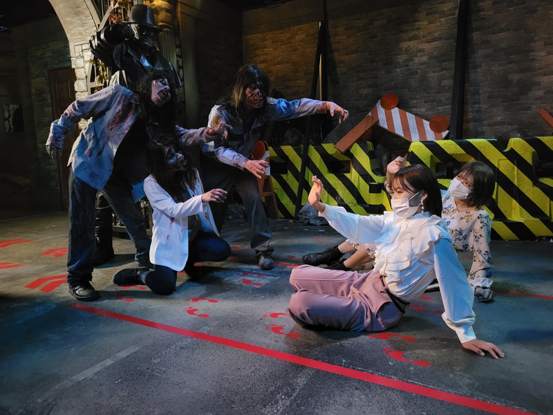 グループでアトラクションに挑戦するため、ある程度恐怖が和らぐかと思いきや、筆者の回ではゾンビが後ろから追いかけてきているのにも関わらず、前の人が恐怖でゆっくり進む現象が起きた。そのため一番後ろだった自分が真っ先に追いつかれそうになり、プチパニックが起こるというヤバすぎる恐怖体験をしたので、一概に安心はできないと伝えておきたい。本当に怖かった