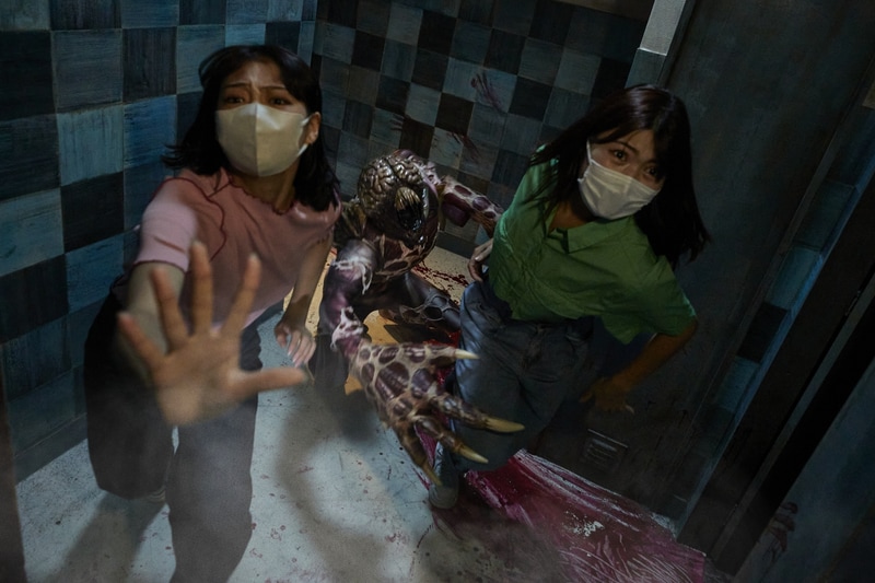 アトラクション内では自分たちが逃げ回る以外にも「レオン」や「クレア」がクリーチャー達と対峙している場面なんかも拝むことができ、生でキャラクター達の活躍を見れる点もファンとしては楽しめるポイントとなっている