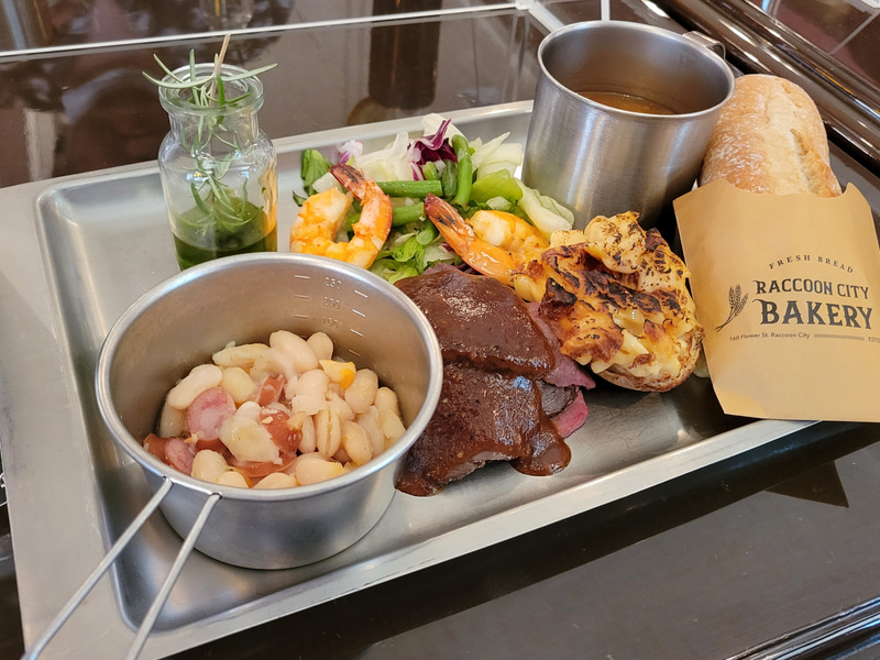 非常食とは思えないほど豪勢かつ手の込んだ料理の数々だが、プレートや食器の雰囲気で世界観を出せているのがポイント。緑色のハーブをイメージしたソースもパンやサラダとマッチして体力も全回復した