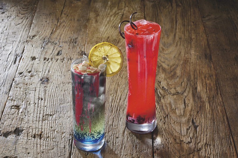 独特のマーブルカラーのドリンクが「リッカー ～t-ウィルスの突然変異～」で、鮮やかな赤色のドリンクが「ハウンドウルフ ～クリス・レッドフィールドが率いる精鋭部隊～」だ。クリスイメージのドリンクはともかくクリーチャーをイメージしたドリンクと言うのは中々に攻めた内容だが味はしっかりと甘味を感じる内容となっている。どちらも注文するとそれぞれのシンボルが描かれたコースターをゲットできる！