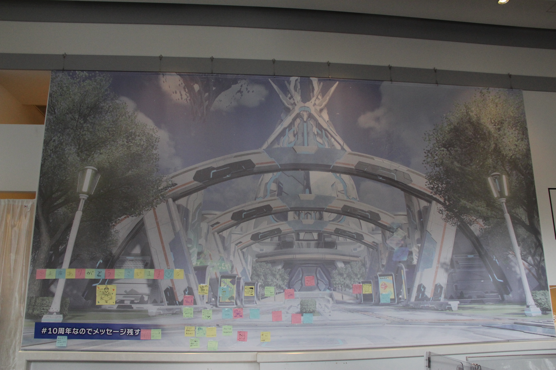 店内に入ると、正面に「PSO2」10周年のメッセージを残すことができるスペースが設けられている。来店の際には、ぜひ何か一言書いていこう