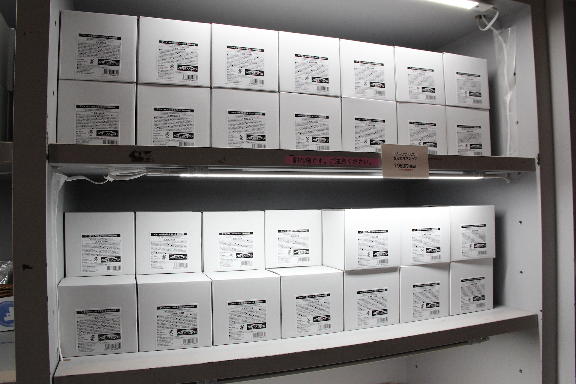 ダークファルスねぶたマグカップ（税込1,980円） プリントされている絵柄は店内に飾られている絵と同じなので、気になる人は見ておこう