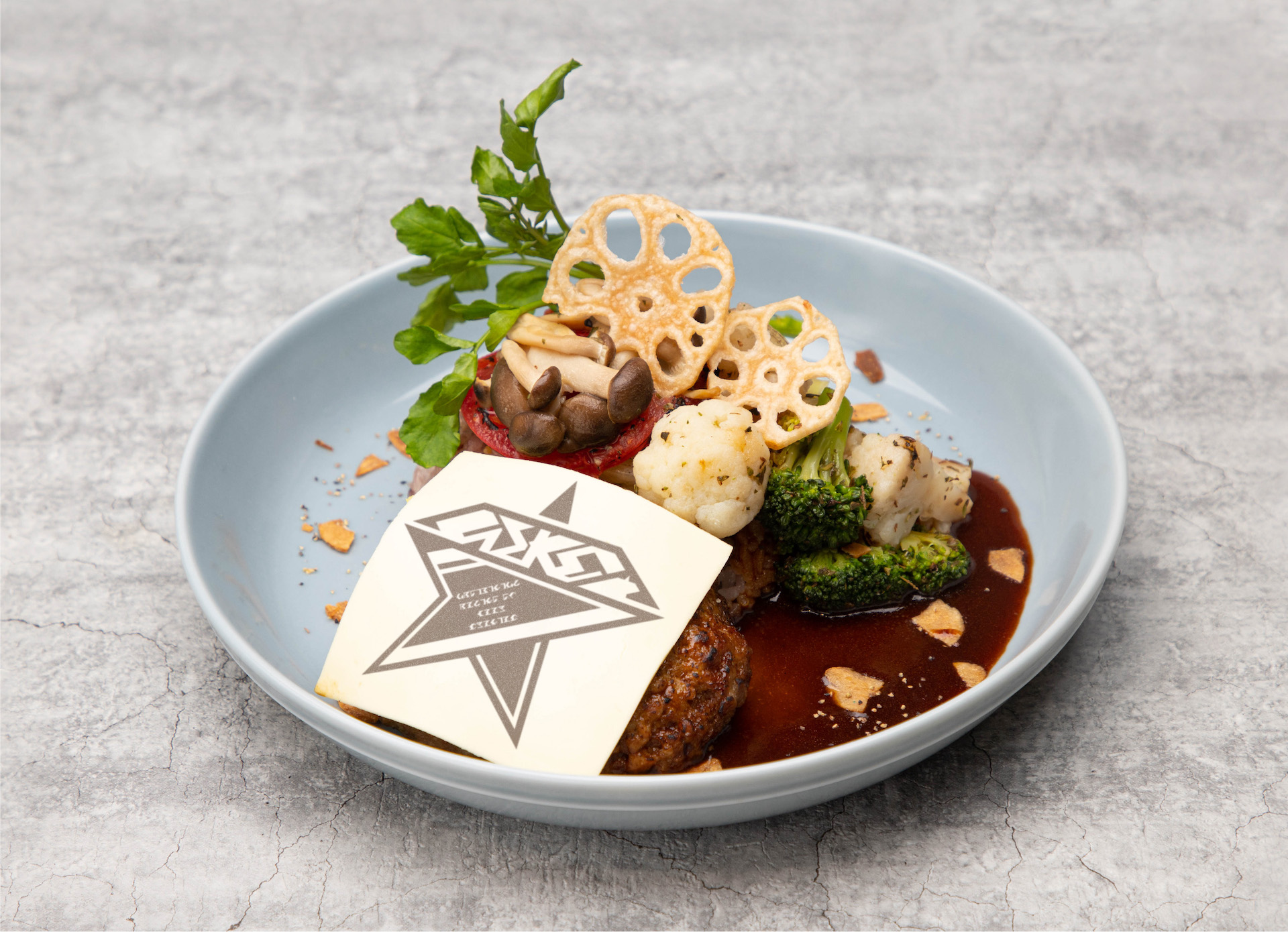 アークススターバーグ オンザライス(税込1,650円) チーズに描かれるプリントは3種類からランダムで提供される。