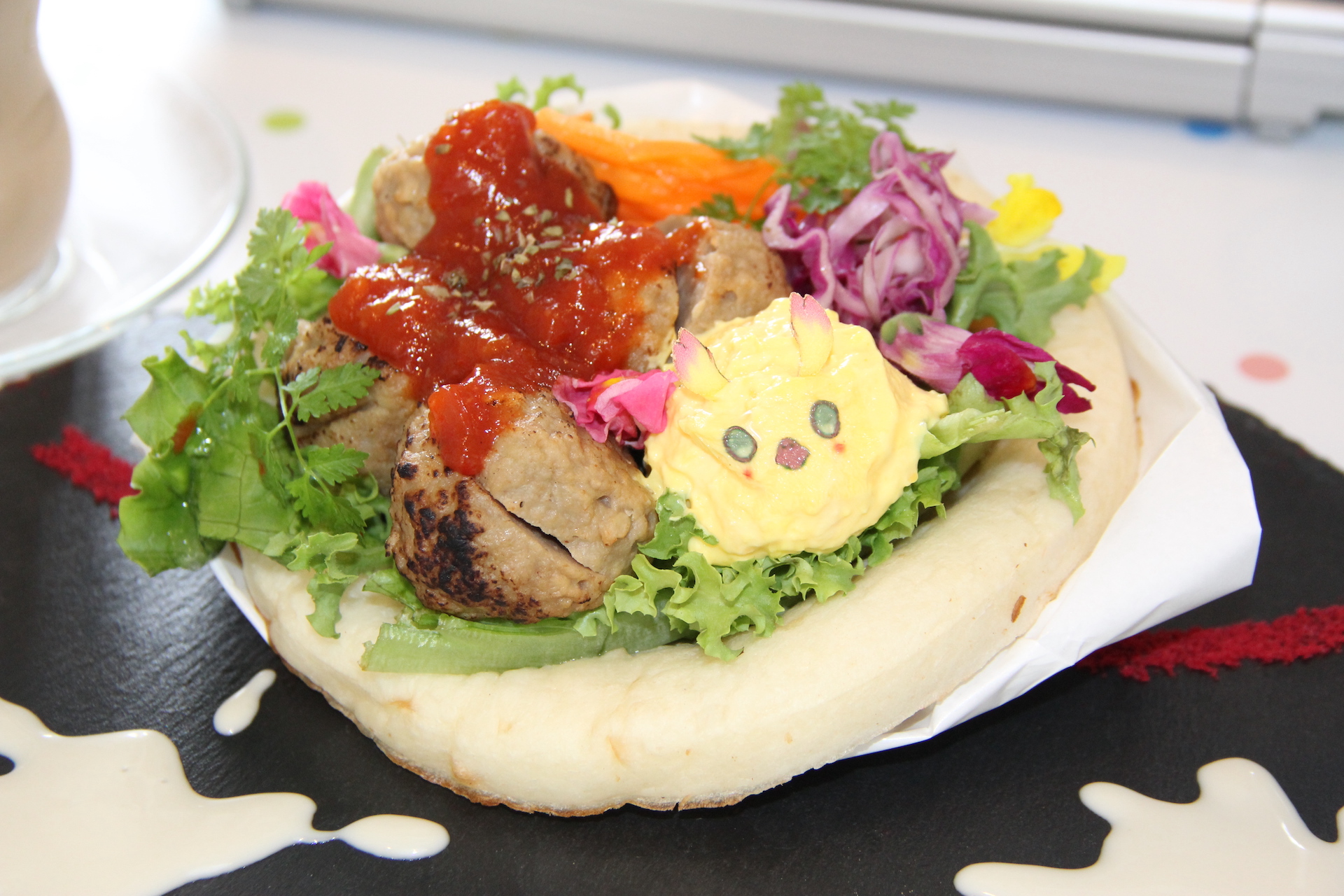 10周年のロゴが目に鮮やかに飛び込んでくる。カラフルな食材に囲まれたラッピーと共に10周年を祝おう