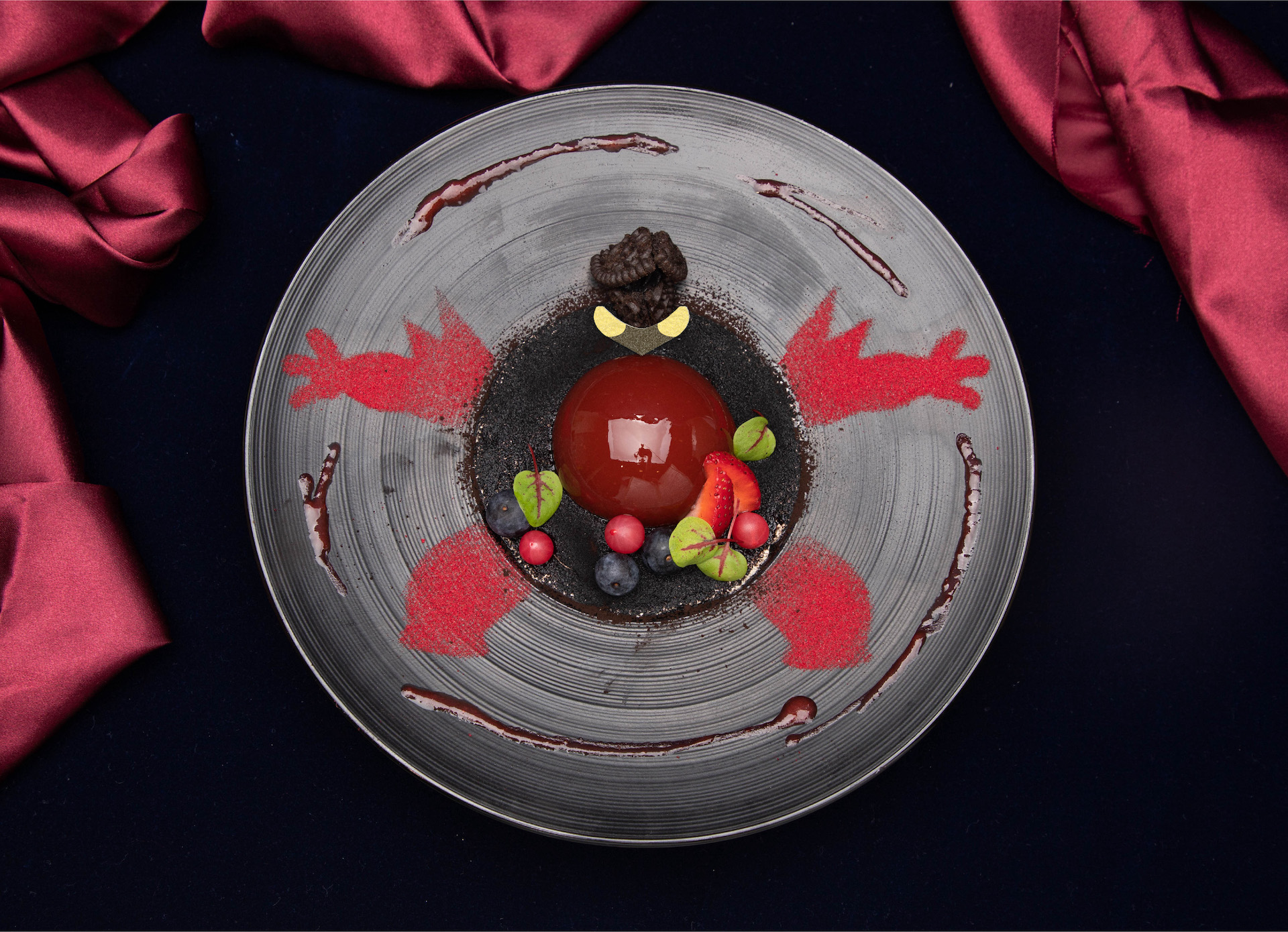 ゴロロンのぷるるんゼリー＆ティラミス(税込1,430円)　ゴロロンのまんまるお腹をイメージした、ゼリーがのったティラミス。ゲーム中では攻撃が通りづらいが、デザートになってしまえばそんなことは関係なく、お腹の中でアタックし放題だ