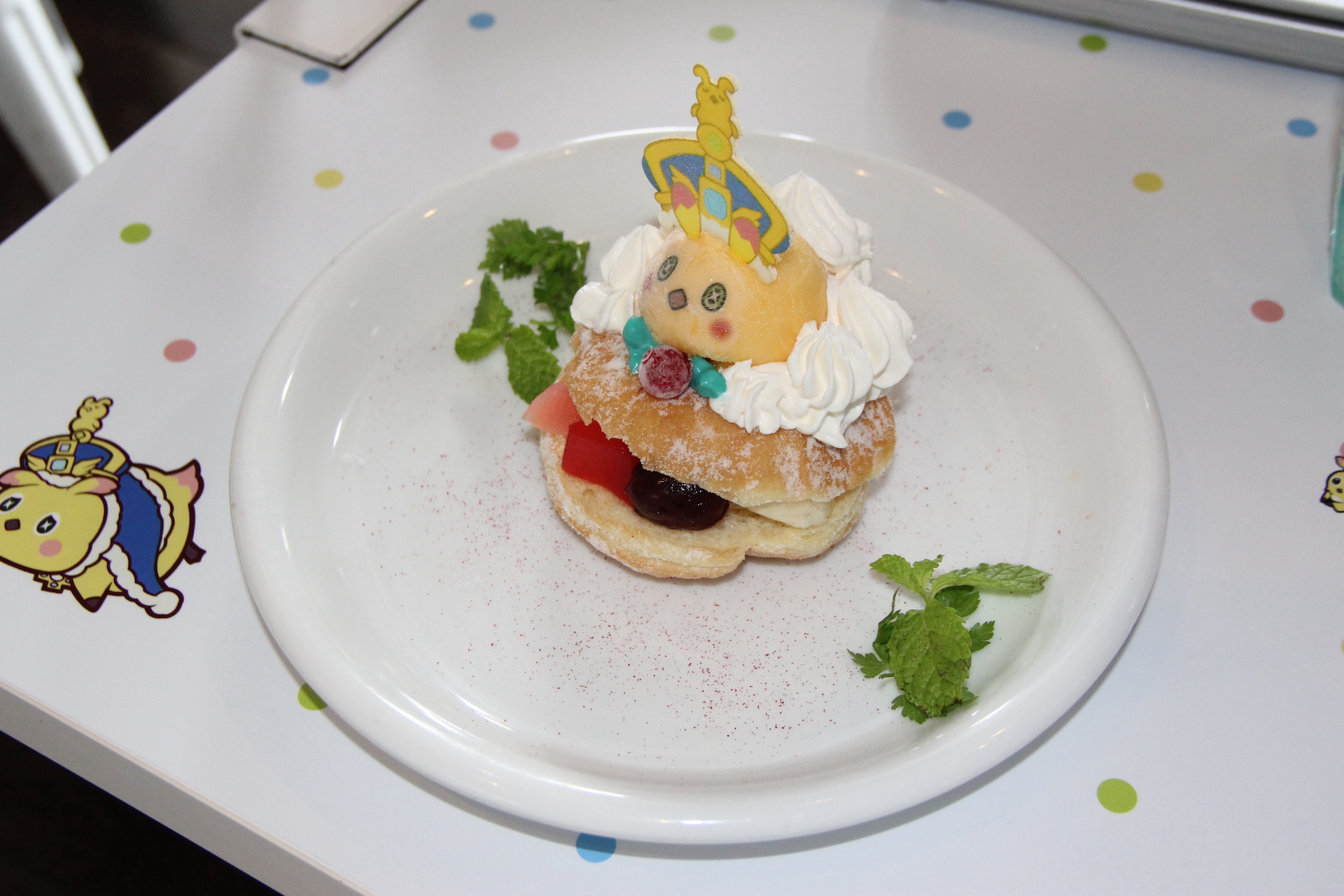 10周年記念に登場したセレモ・エンペラッピーをイメージした、さまざまなフルーツがサンドされたドーナツ。ちょっと小ぶりなハンバーガー程度の大きさがあるので、入っているフルーツを味わいながら、じっくりのんびり食べたい。前からかぶりつくと後ろのカスタードが落ちてしまうので、おしとやかに食べよう(笑)