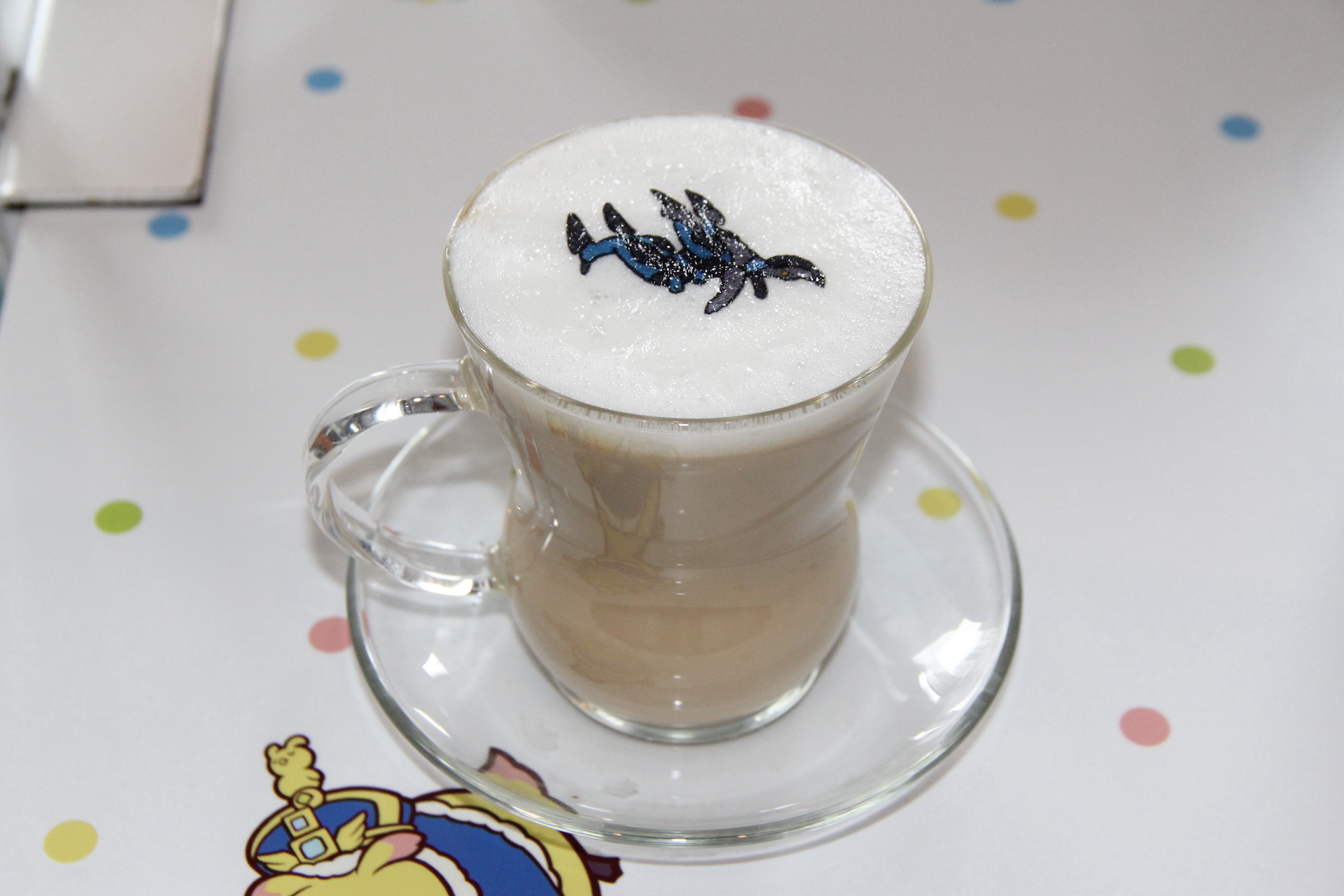 ゆるドールズのラテコッタをのせたカフェラテまたはミルクティー。カフェラテは甘さを自分で調節が可能。ミルクティーは甘めの味になっている。ゆるドールズの絵柄は6種類からランダムで提供されるので、注文するたび楽しめる