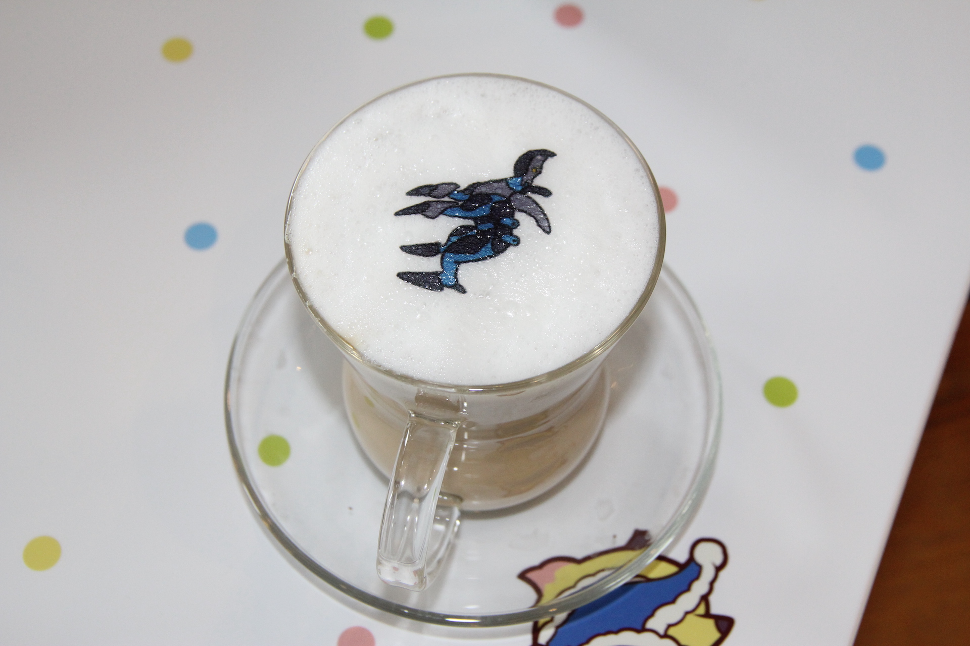 ゆるドールズのラテコッタをのせたカフェラテまたはミルクティー。カフェラテは甘さを自分で調節が可能。ミルクティーは甘めの味になっている。ゆるドールズの絵柄は6種類からランダムで提供されるので、注文するたび楽しめる