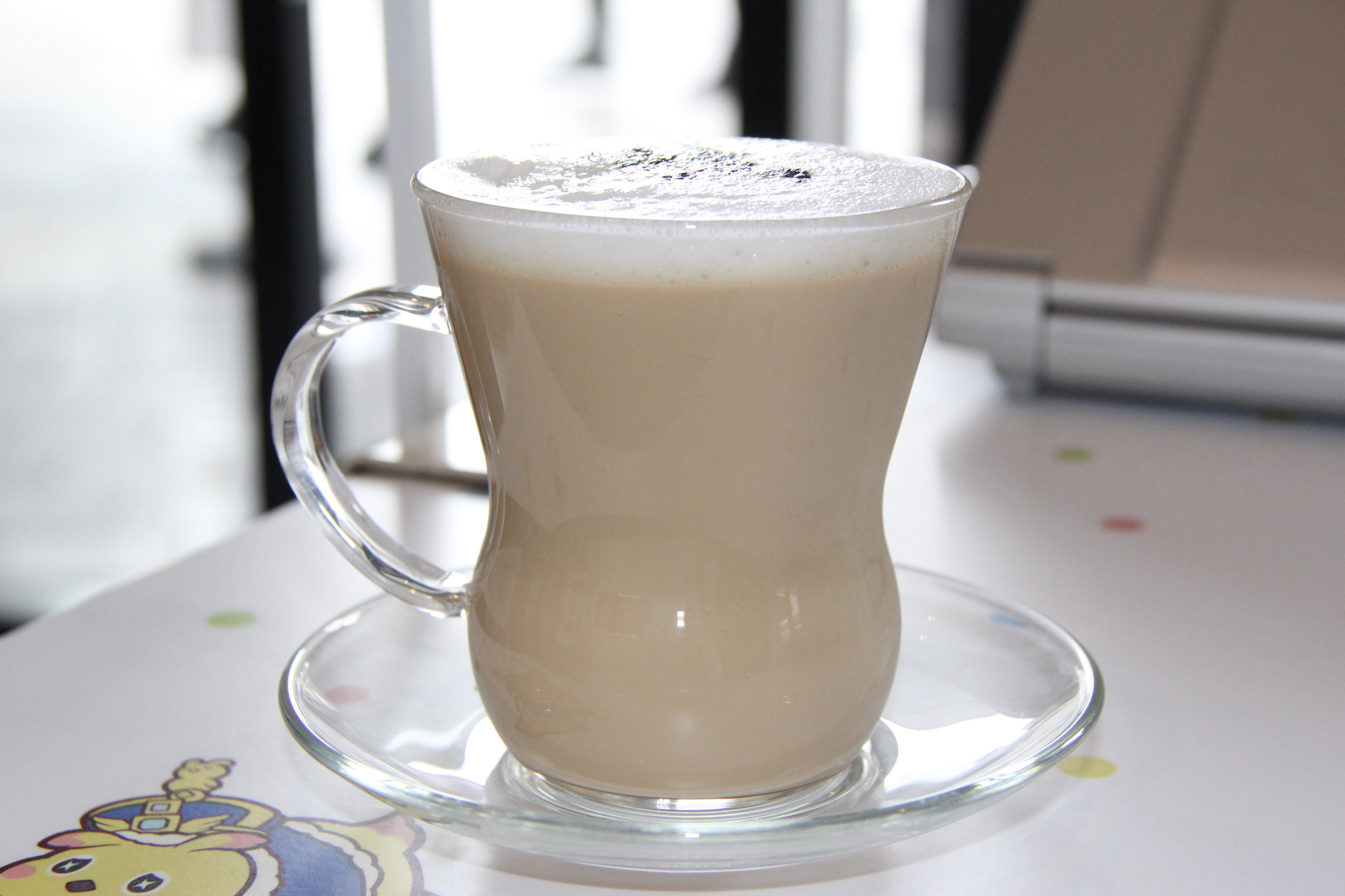 ゆるドールズのラテコッタをのせたカフェラテまたはミルクティー。カフェラテは甘さを自分で調節が可能。ミルクティーは甘めの味になっている。ゆるドールズの絵柄は6種類からランダムで提供されるので、注文するたび楽しめる