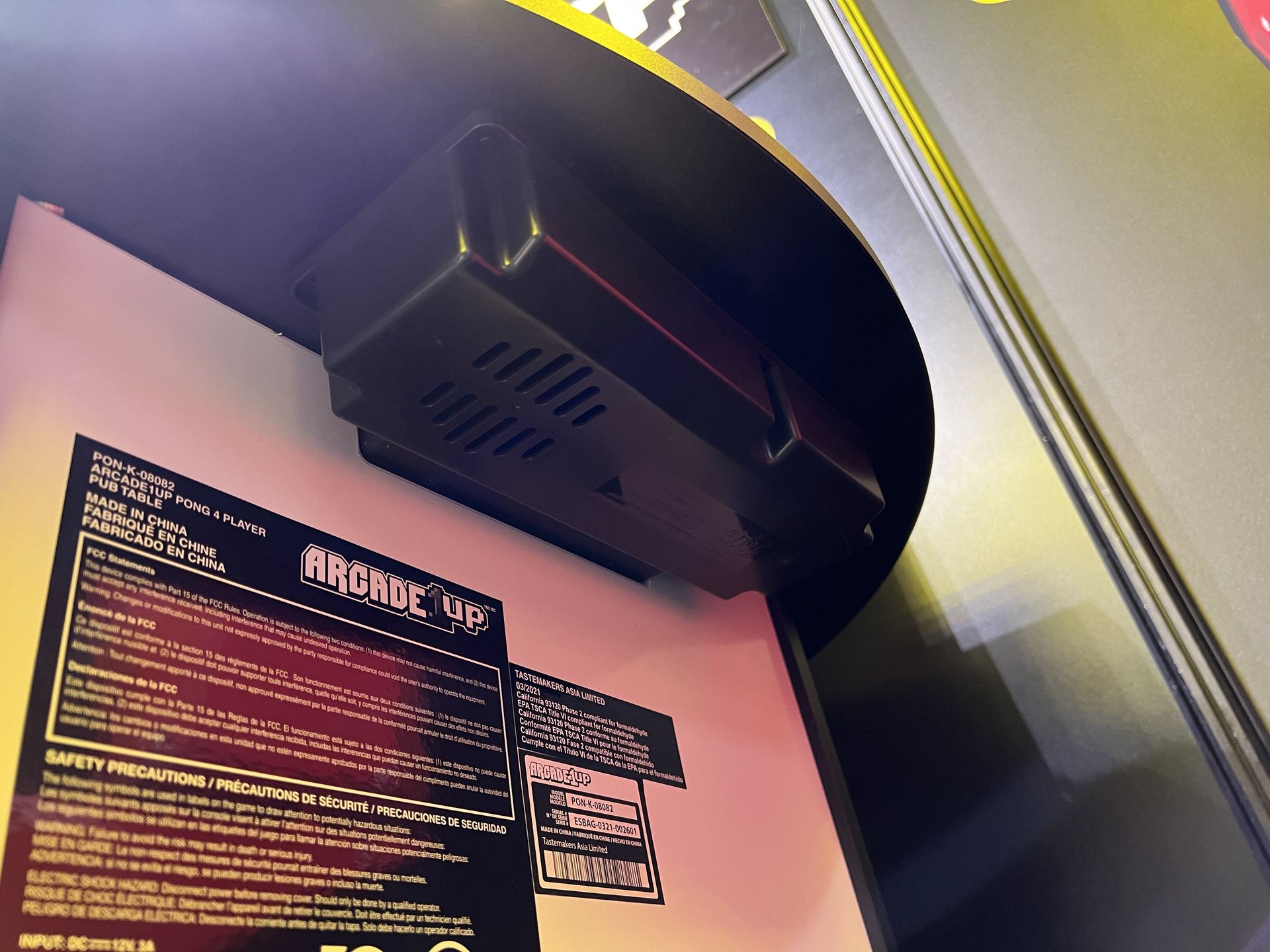 テーブル下にスピーカーが内蔵され、ここからBGMが出る